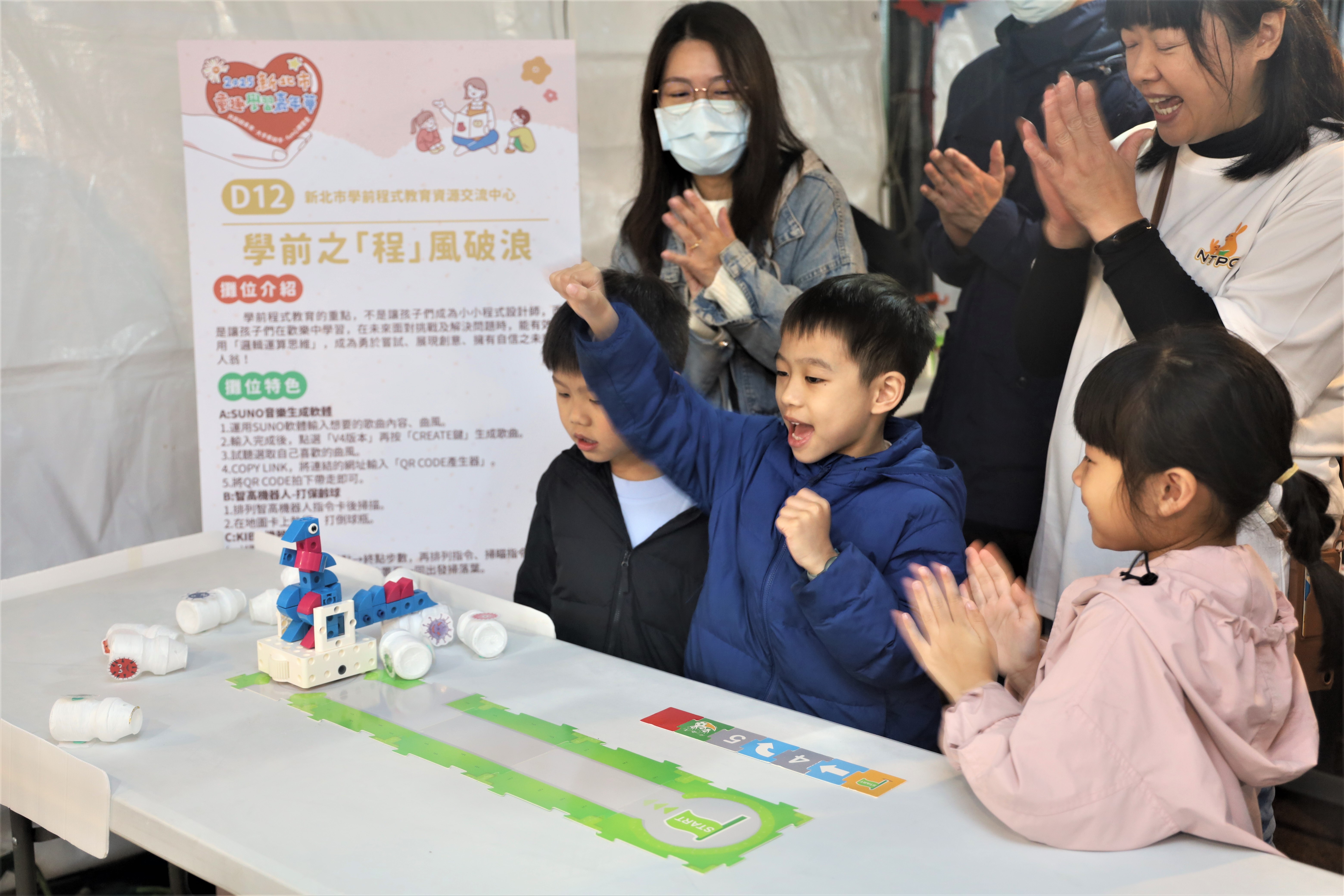 幼童參與學前程式語言體驗攤位，體會數位學習樂趣