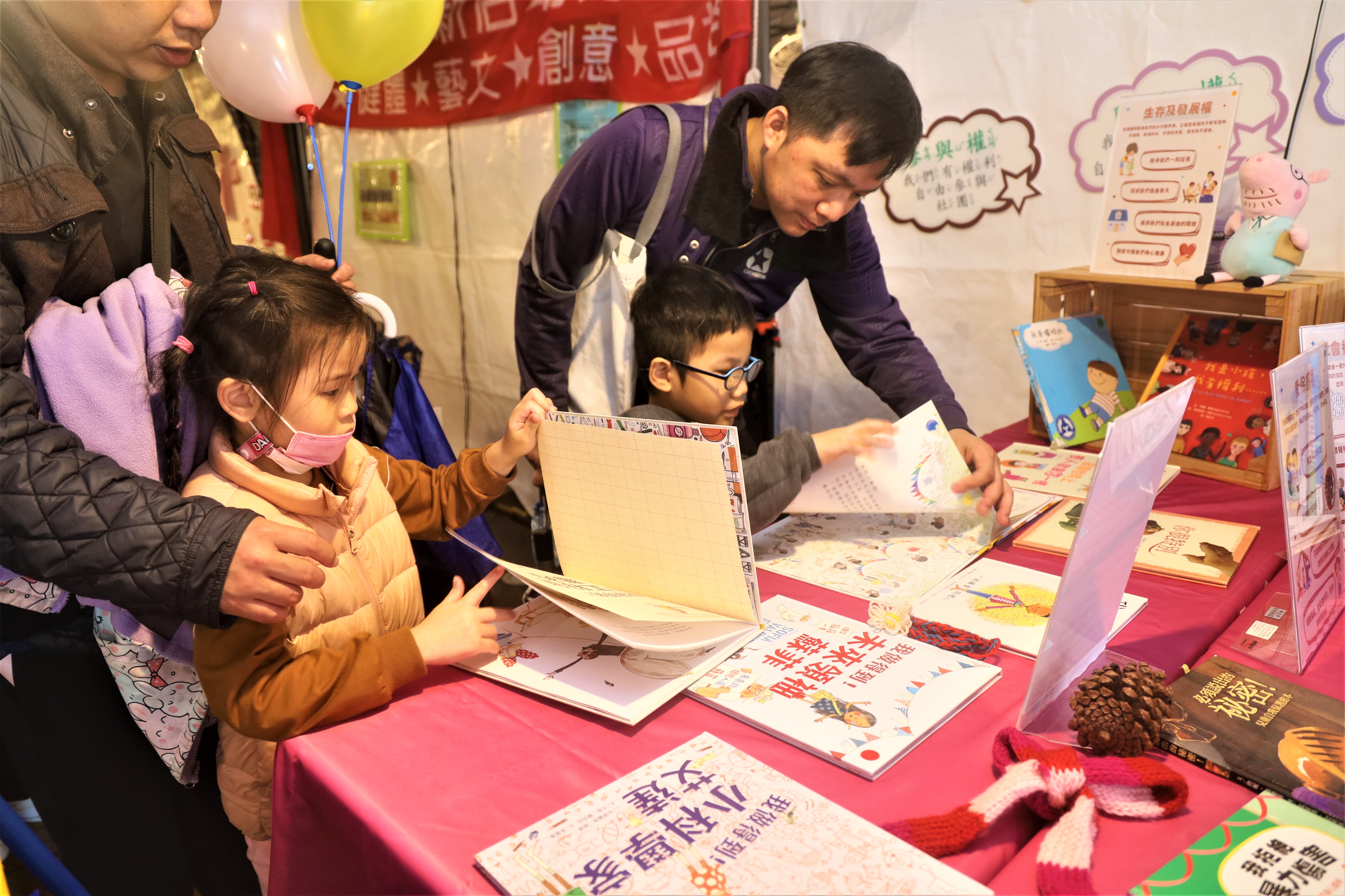 親子共同閱讀攤位，共享閱讀趣