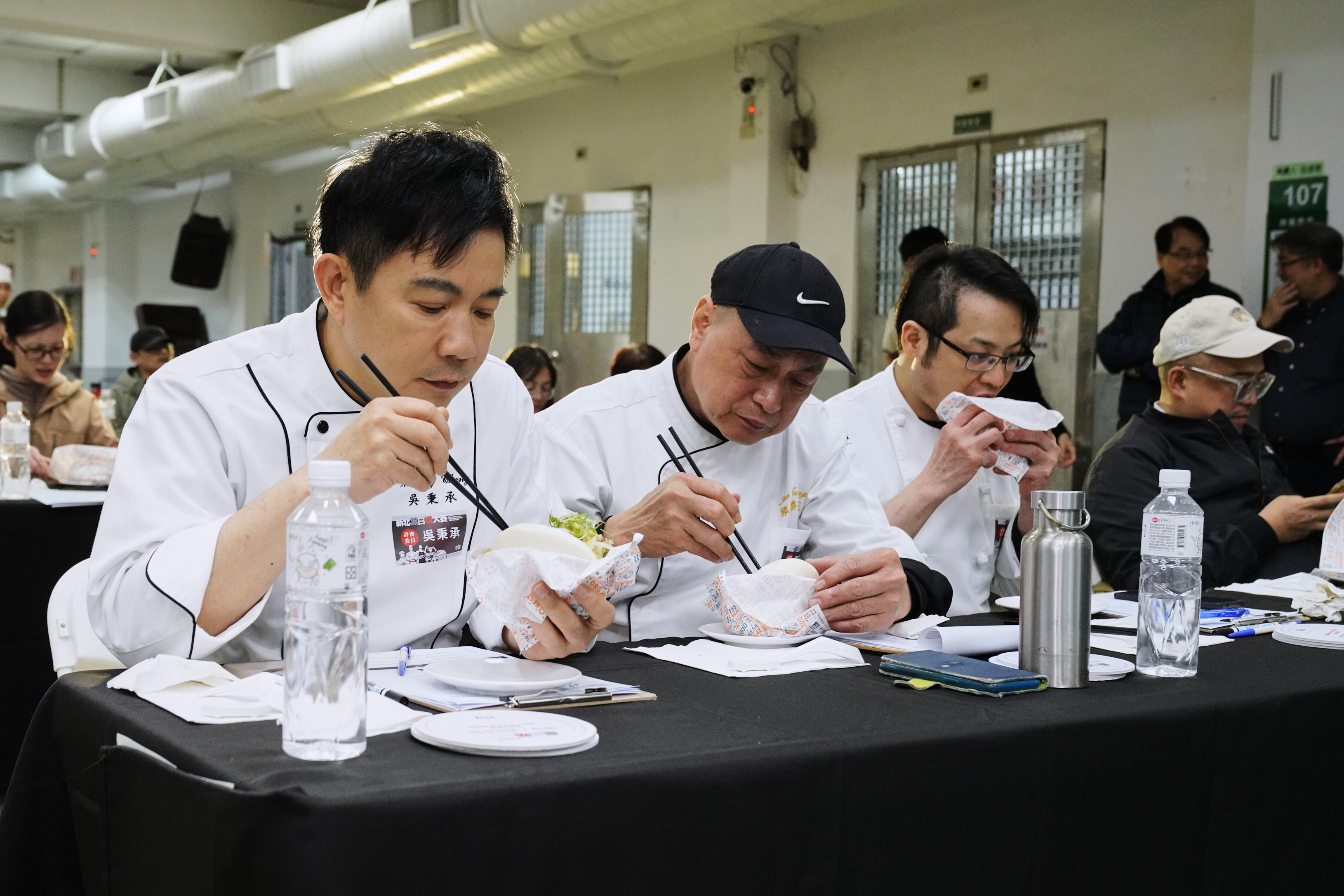 圖說：「黑白盤評鑑」由前10強店家進行現場料理競賽，並由10位專家與意見領袖與20位民眾進行現場試吃投票。-1