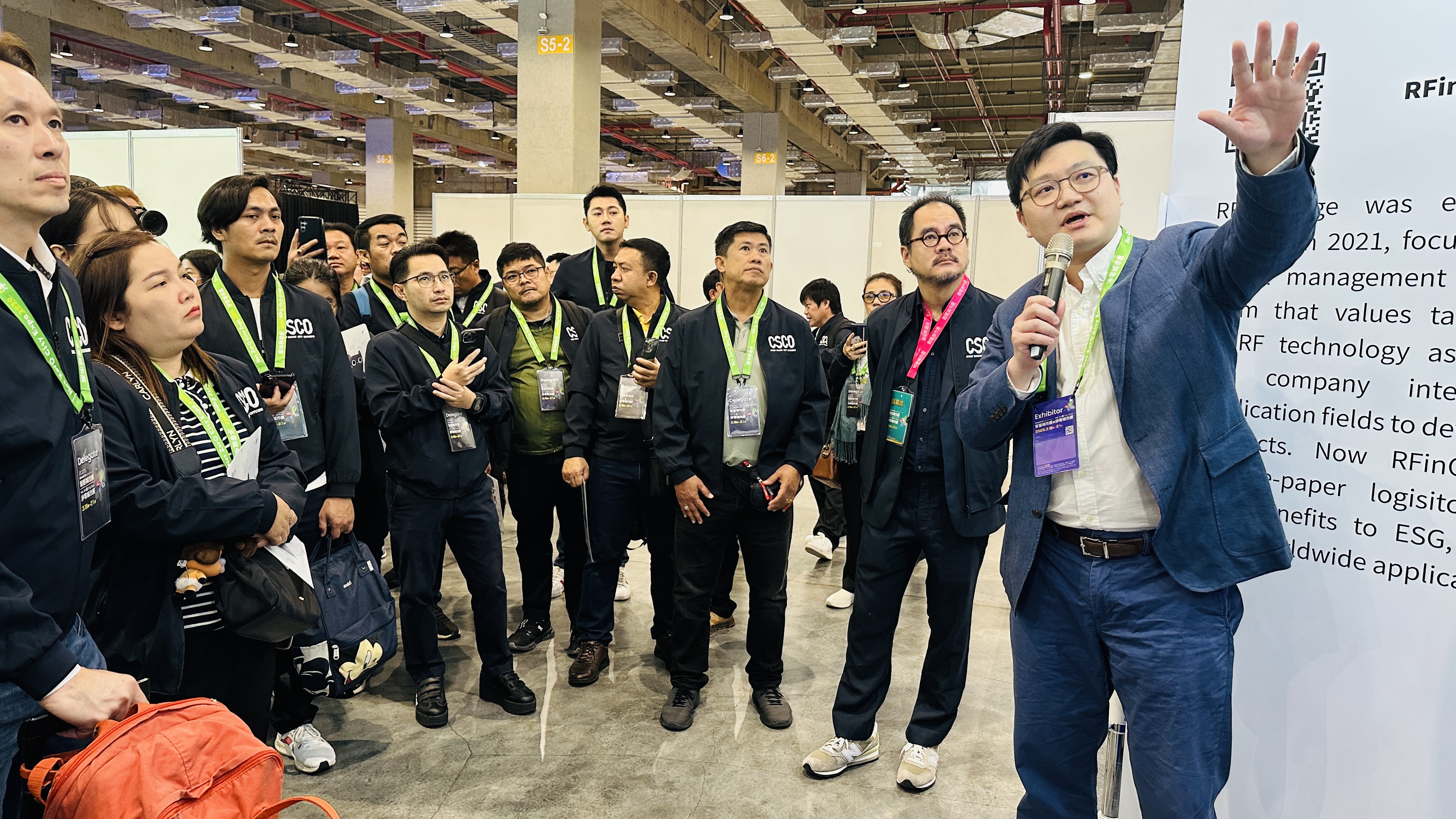 新北青創寶高數位基地團隊-駿善科技與來自泰國的導覽團互動分享。