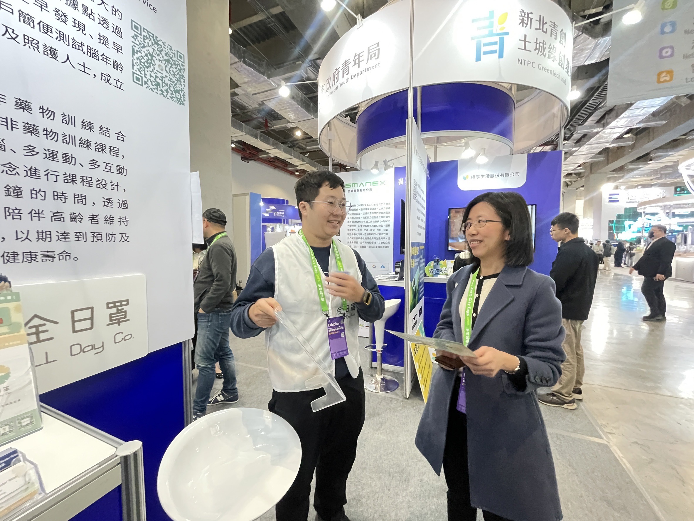 全日罩健康股份有限公司執行長萬宣慶(圖左)與新北市青年局主任秘書丁雅君分享創業內容。