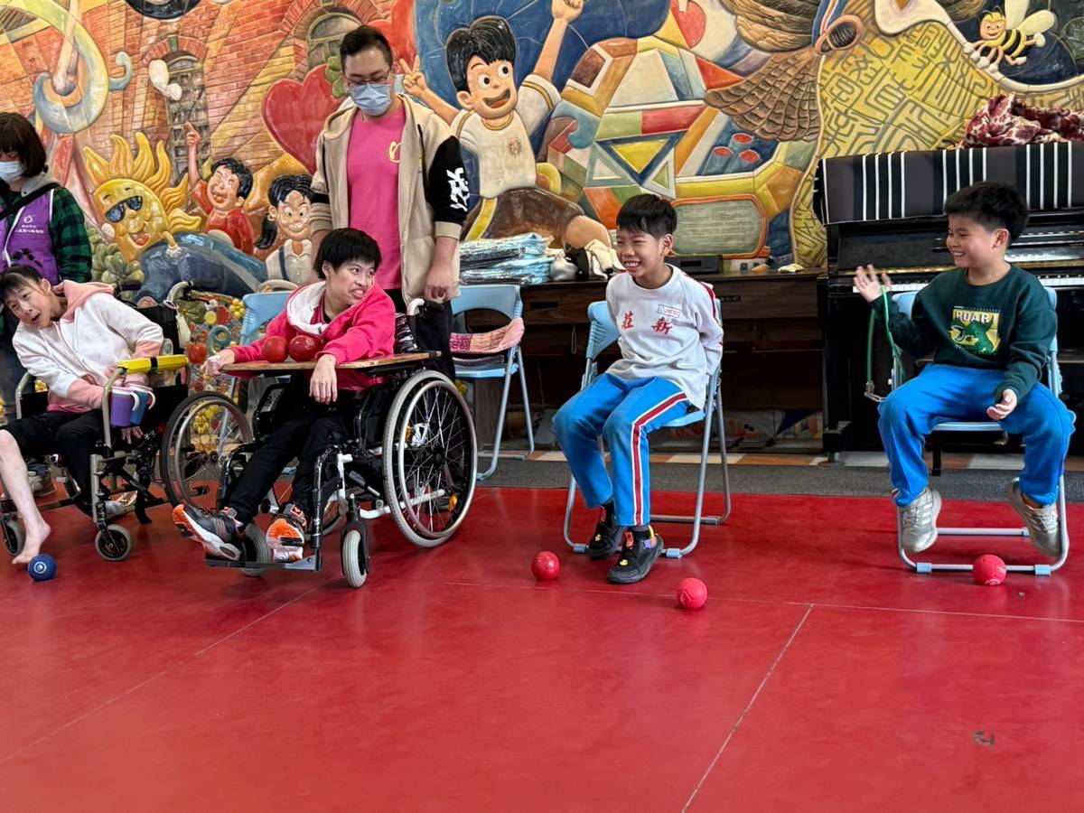  新莊國小同學綁上約束玩地板滾球 藉此感受身障者的不便之處