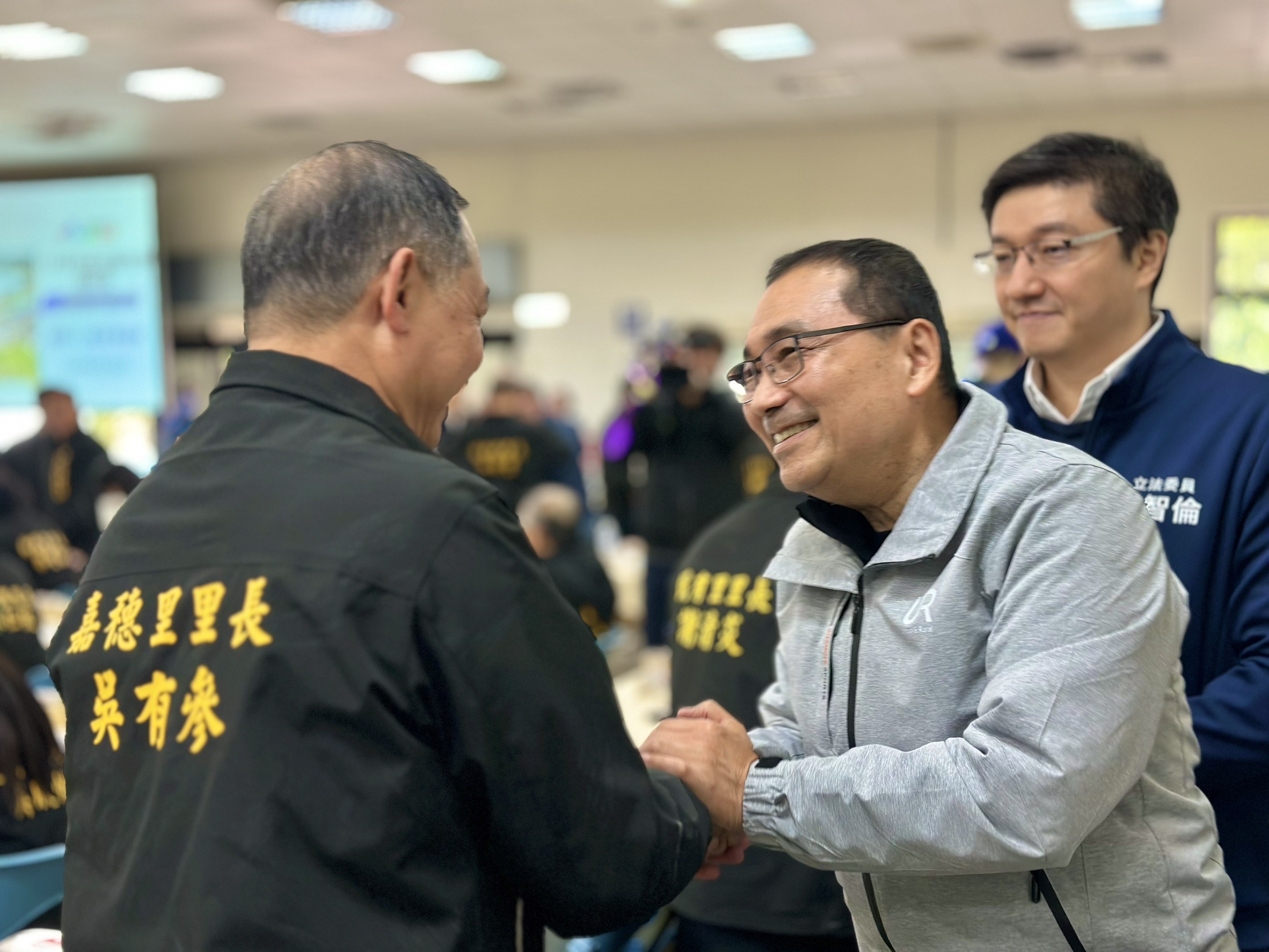 新北市長侯友宜於會前向中和區里長逐一致意、互動熱烈。