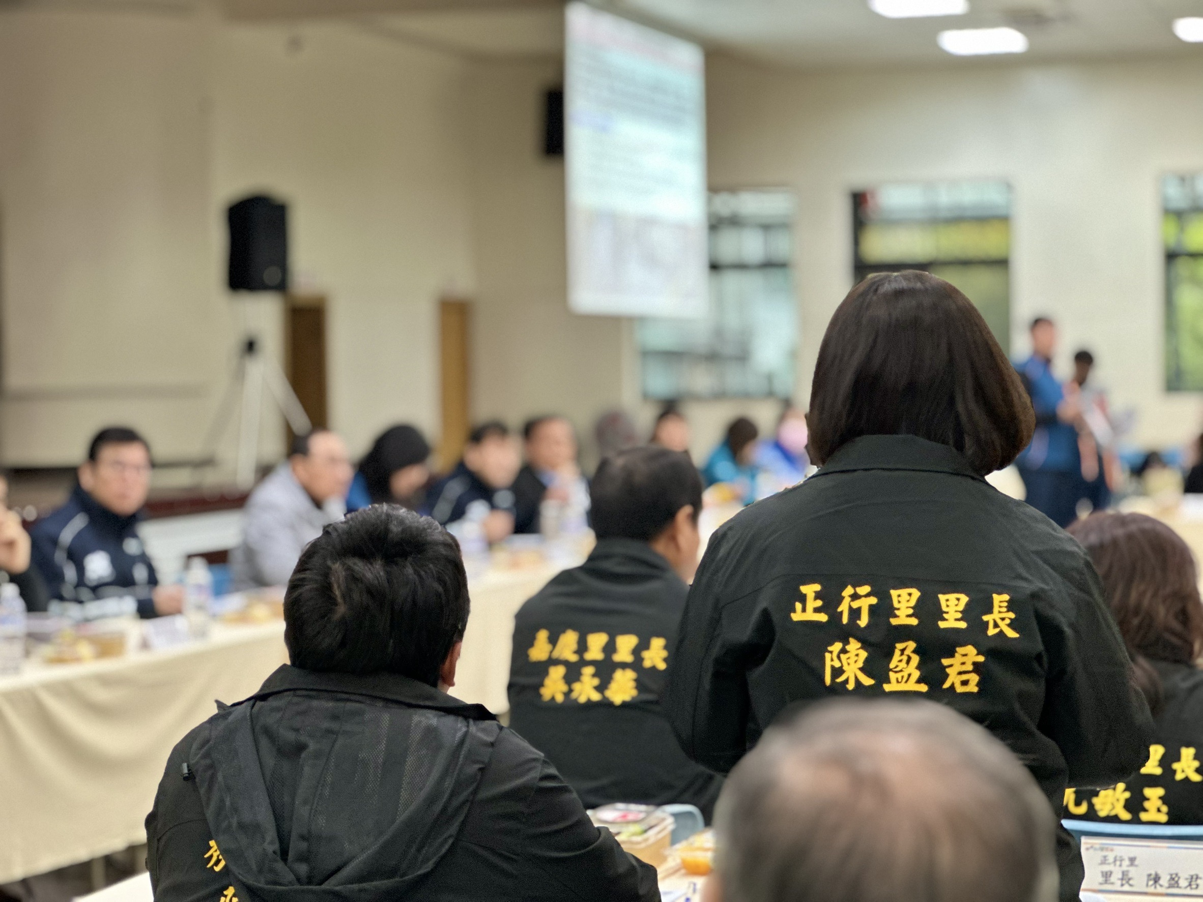 市府團隊與里長於會中針對各項市政議題進行交流與討論。