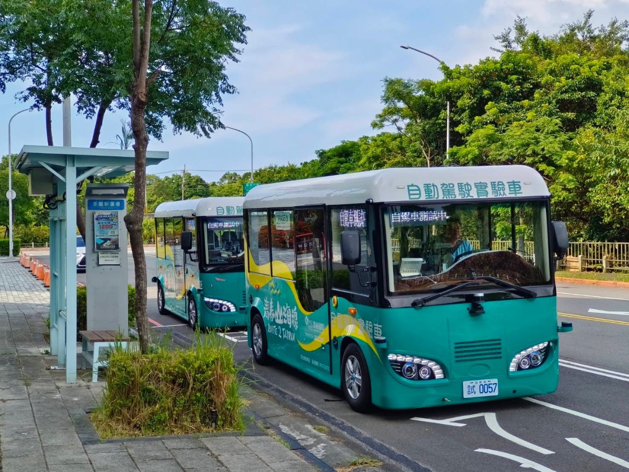 淡海智駕電動巴士成功打造「類捷運」系統的雙車聯動技術，為全國首創。