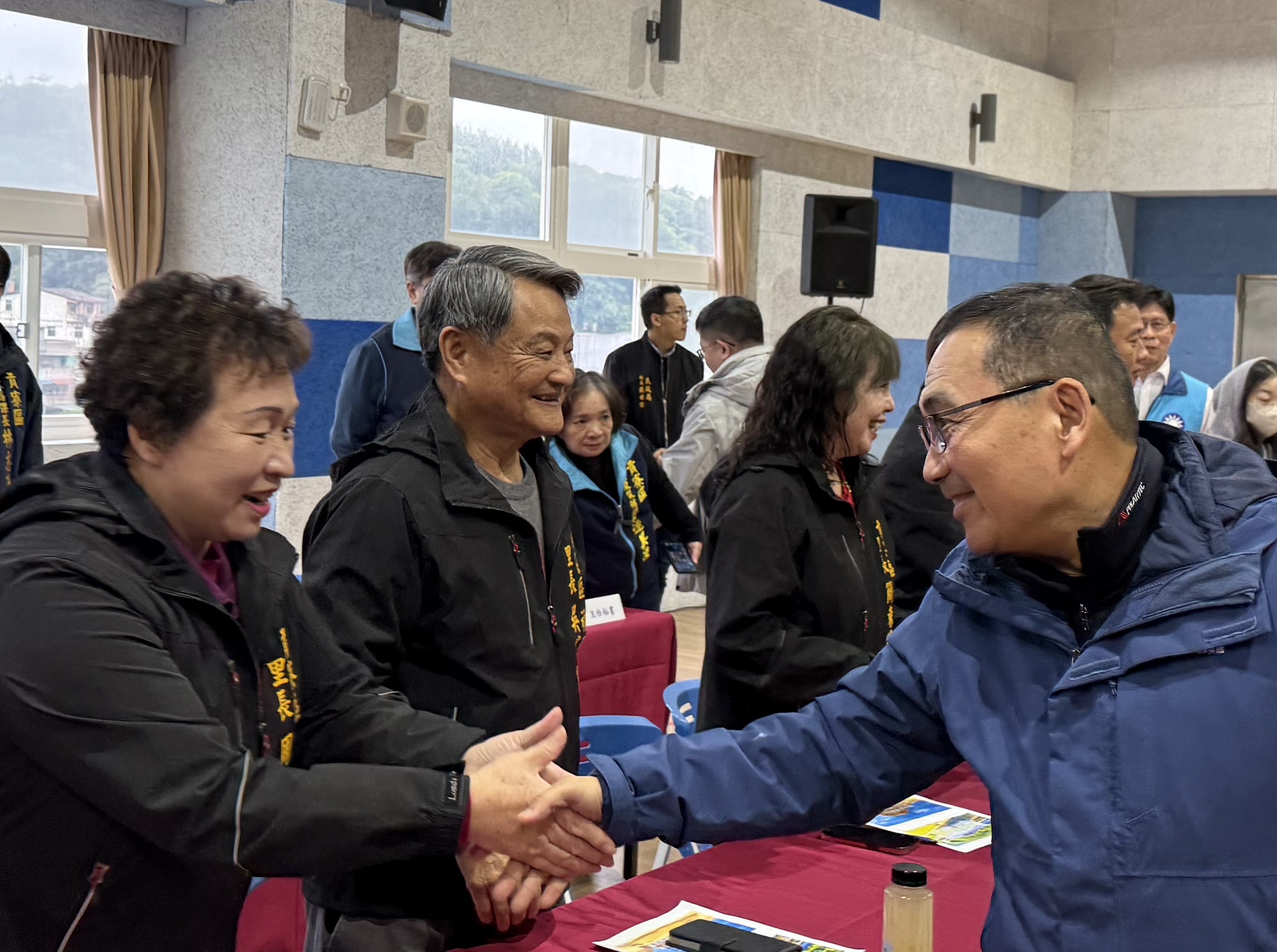 侯友宜市長今（19）日下午首站來到貢寮召開行動治理座談，會前與各里長握手致意。