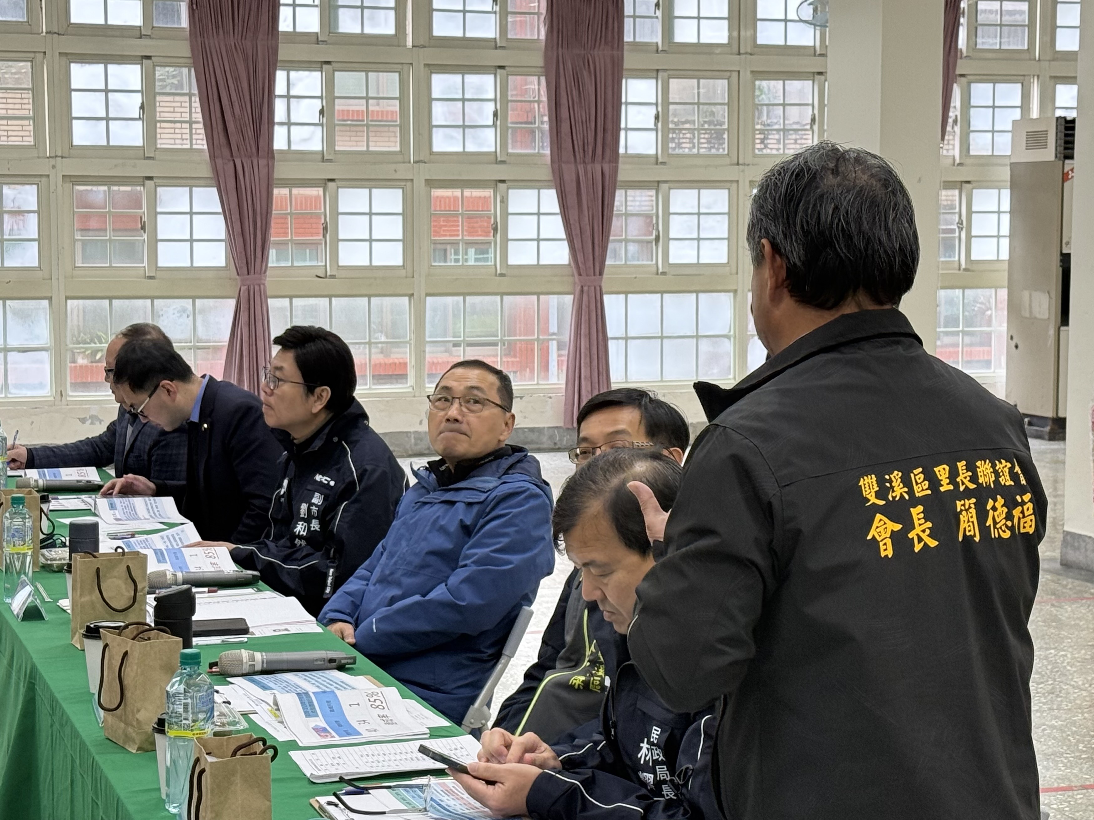 接續來到雙溪進行座談，侯友宜仔細聆聽里長提案。
