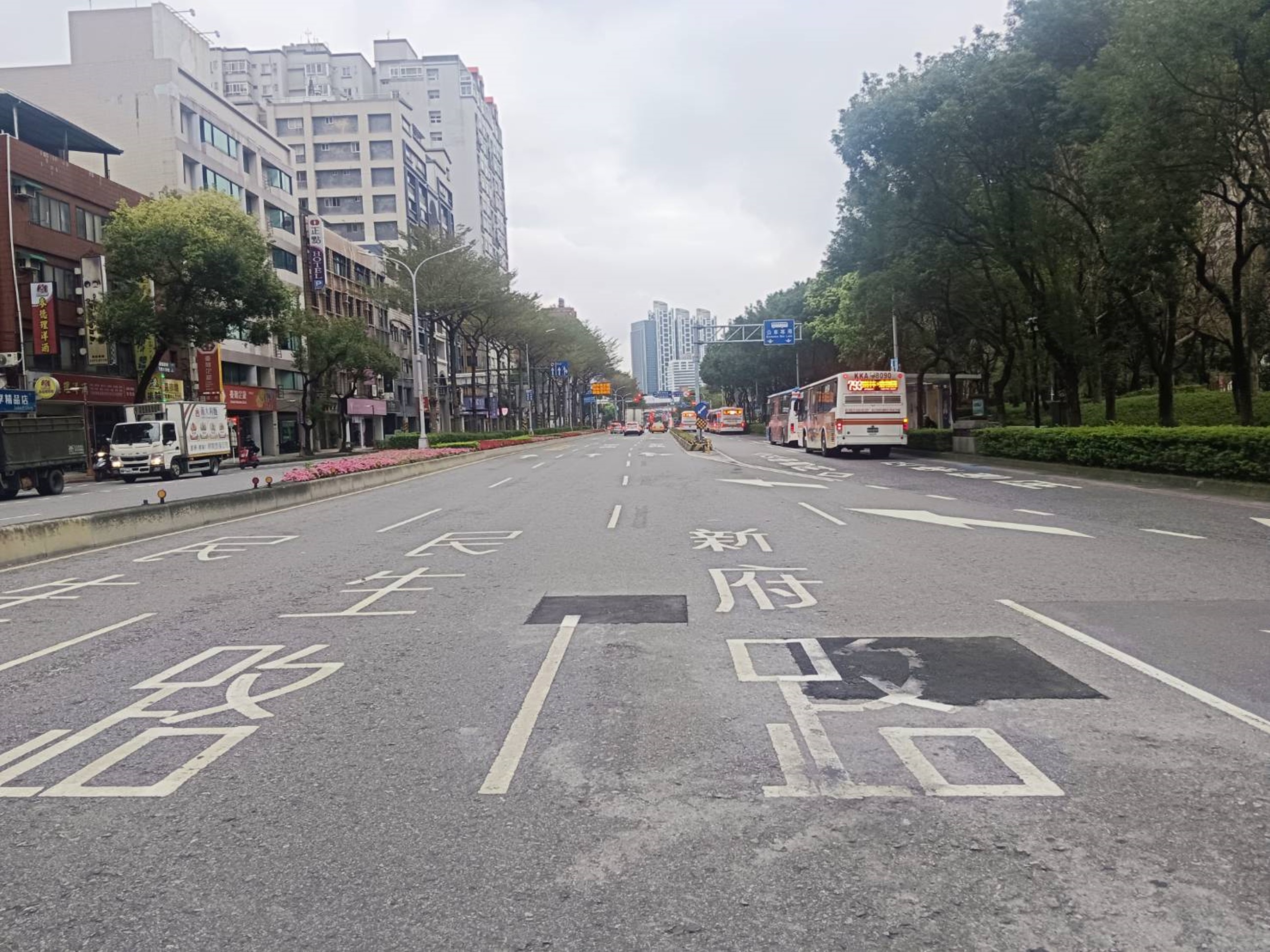 為改善板橋區文化路一段往台北方向道路鋪面品質，養工處於3月21至22日每天晚間10時至隔天清晨6時，辦理道路銑鋪工程。