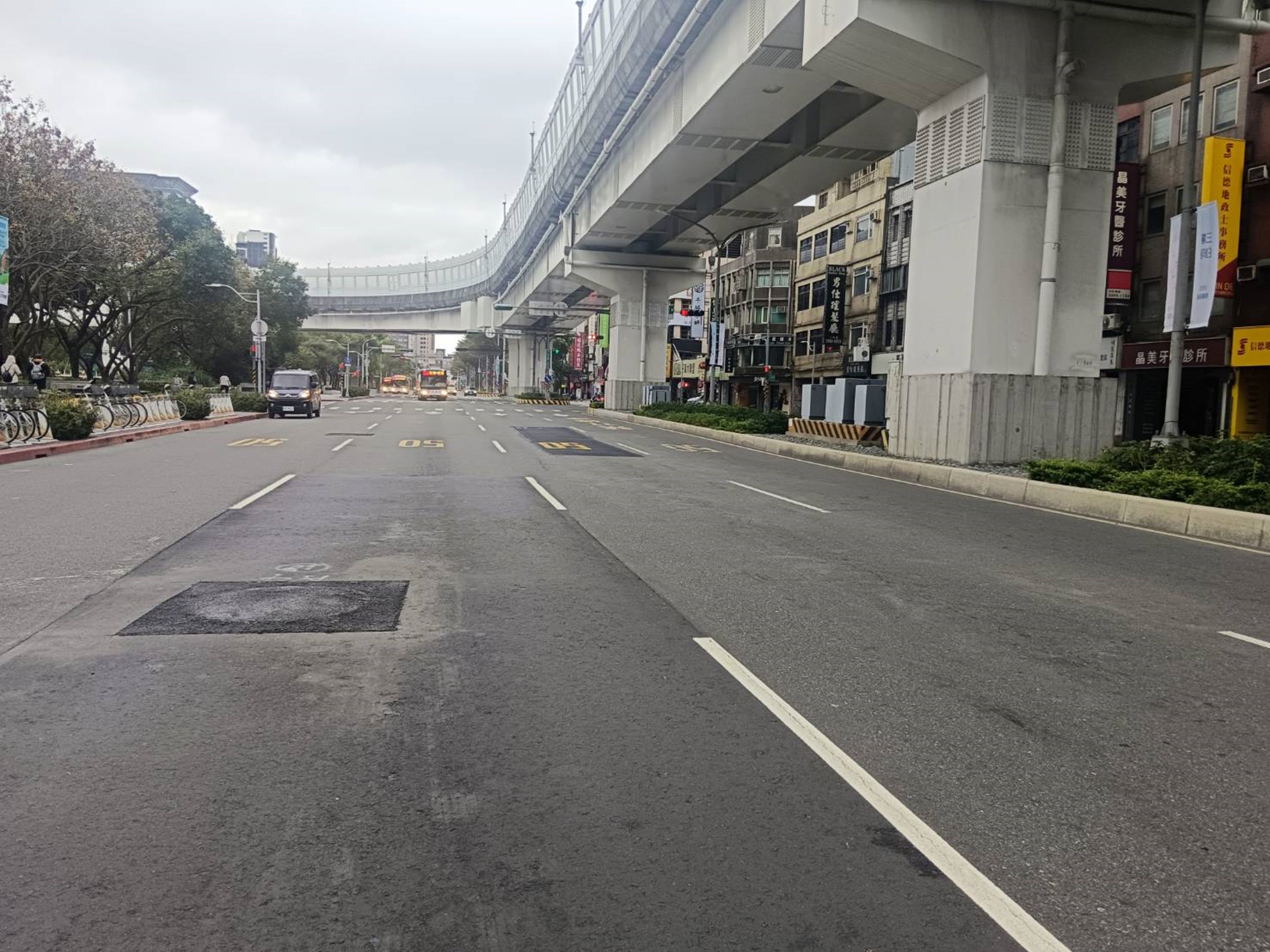 為改善板橋區文化路一段往台北方向道路鋪面品質，養工處於3月21至22日每晚10時至隔天清晨6時，辦理道路銑鋪工程。