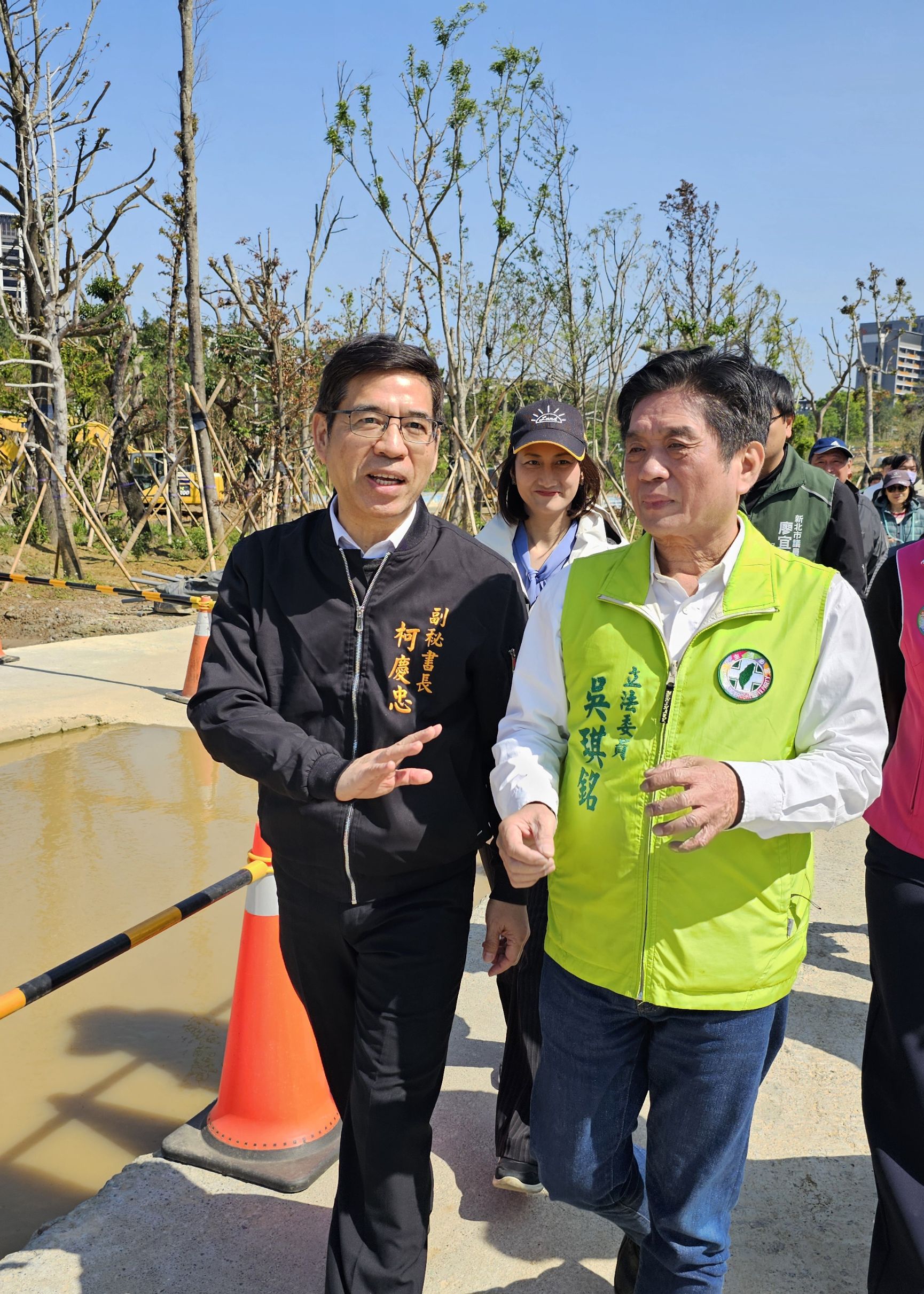 柯慶忠(左)表示，新北市府啟動相關計畫解除土城彈藥庫的禁限建問題，更爭取增設金城交流道紓解交通壅塞