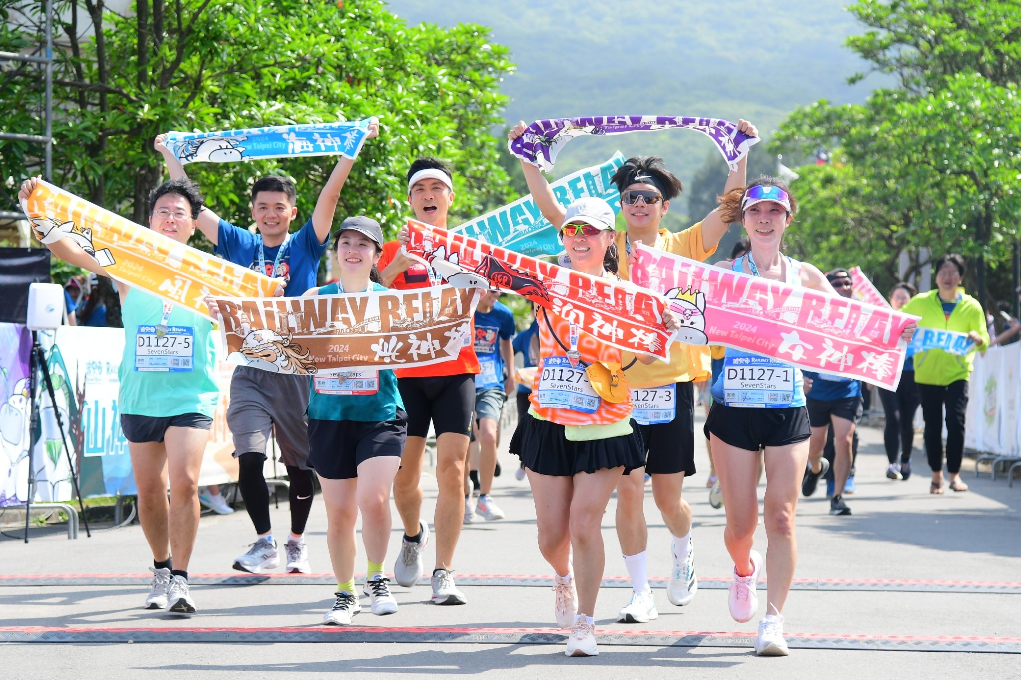 團隊共同邁向終點是鐵道馬拉松接力賽事的經典之一！也是團隊最振奮人心、感動的時刻。(圖為2024鐵道馬資料照)。
