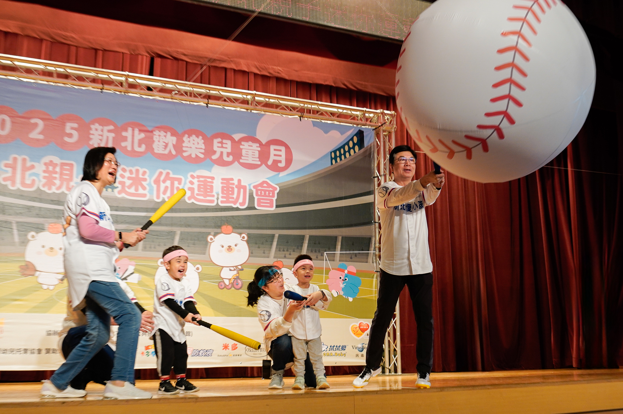  副市長劉和然(右1)和社會局長李美珍(左1) 與親子一同揮棒 打擊象徵世壯運的大顆棒球