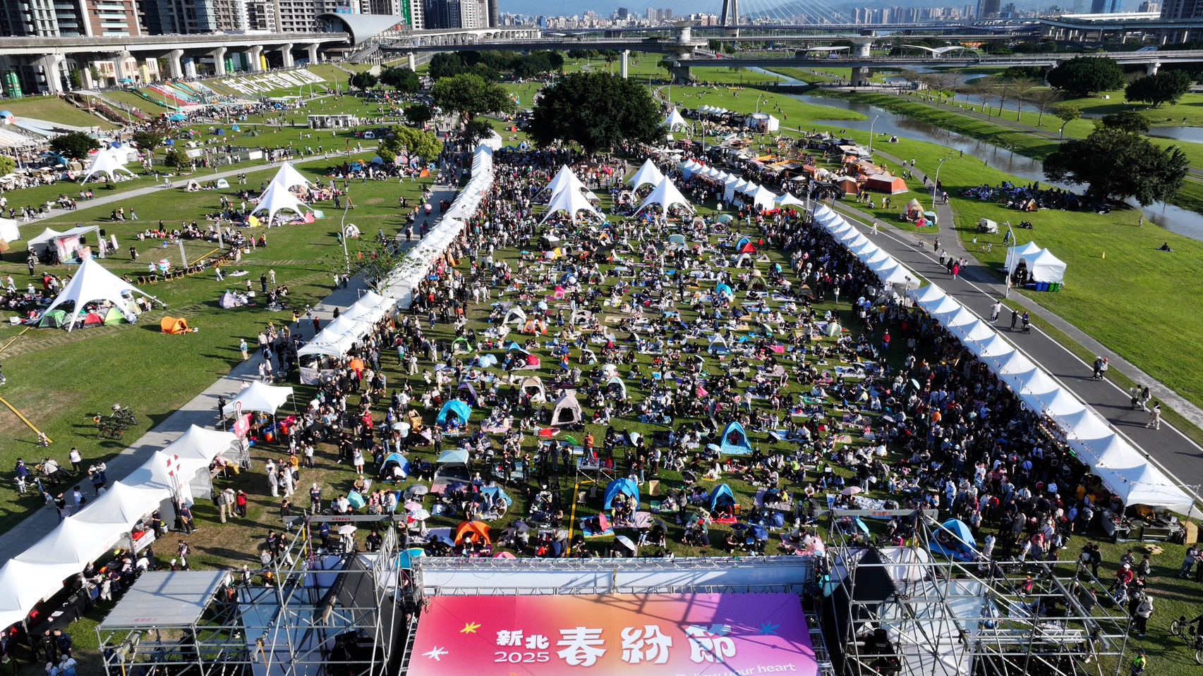 新北春紛節首日吸引許多朋友至大都會公園野餐