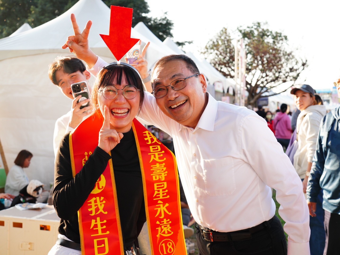 市長與現場民眾歡樂互動