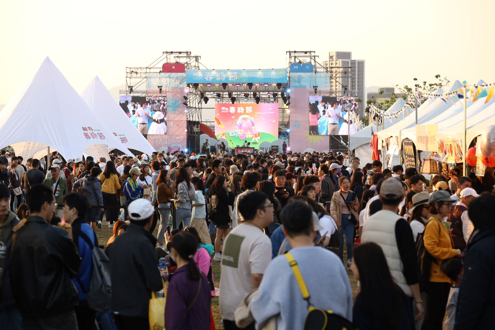  新北春紛節活動人潮滿滿，兩日吸引逾58.6萬人次至新北大都會公園參加
