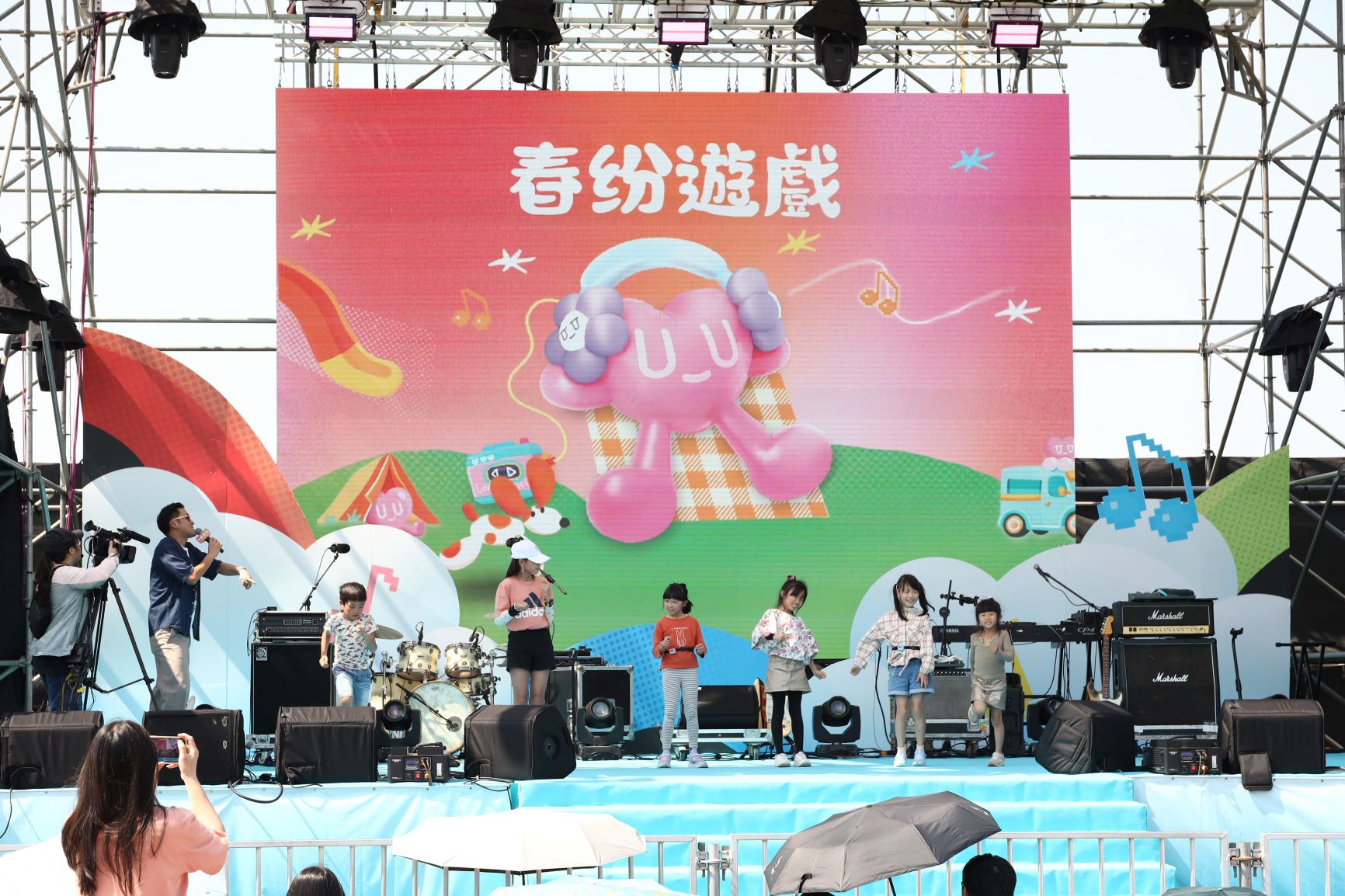  春紛遊戲與小朋友互動非常逗趣可愛