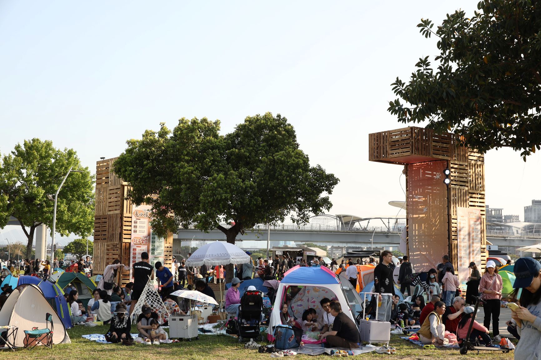  新北大都會公園草地廣闊歡迎大家一起來野餐