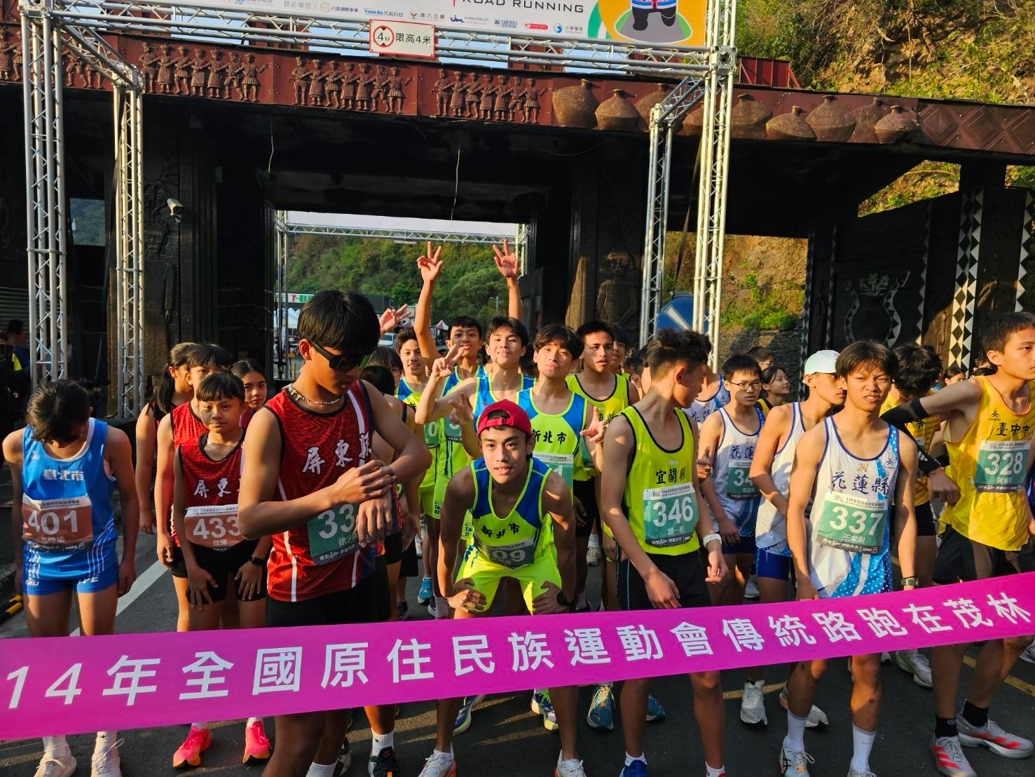 ▲清晨出發！新北選手沿高雄市茂林區高132線道路挑戰傳統路跑。（圖/新北市原民局提供）