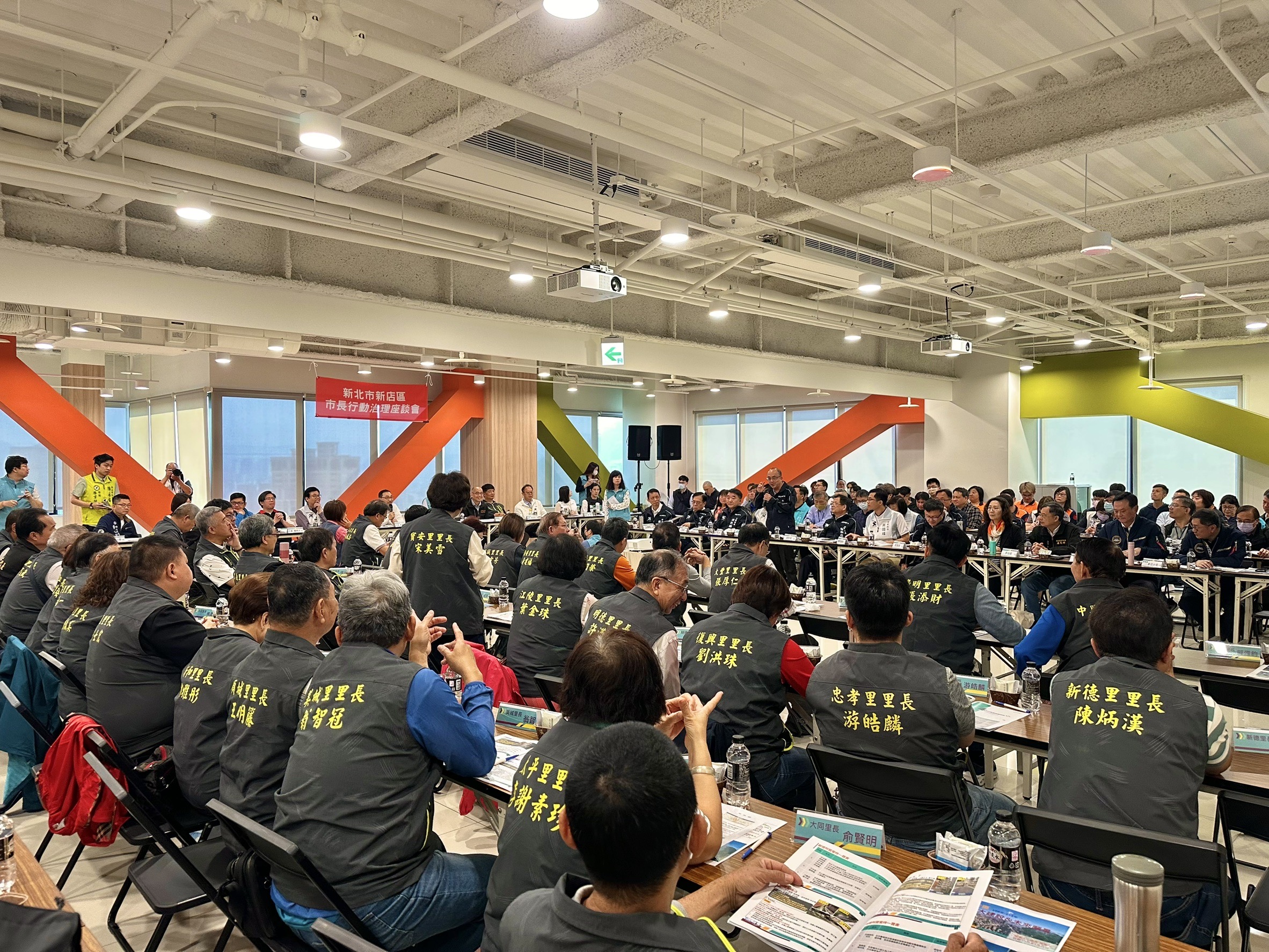 新北市長侯友宜率市府團隊於今(25)日上午至新店參加行動治理座談會。