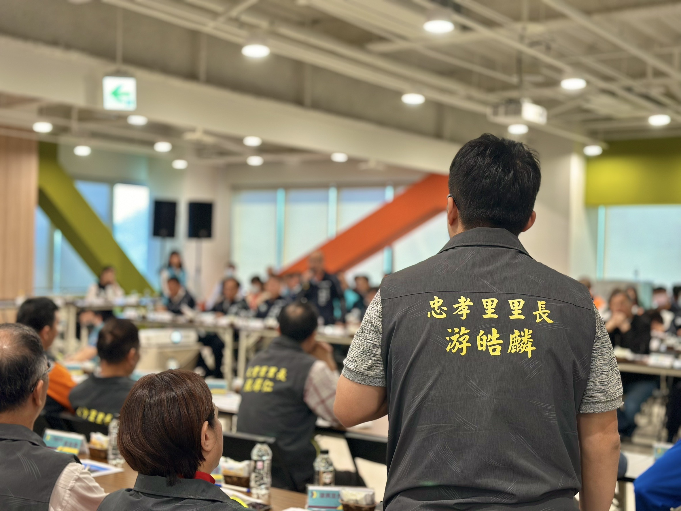 市府團隊與里長於會中針對提案進行交流討論。
