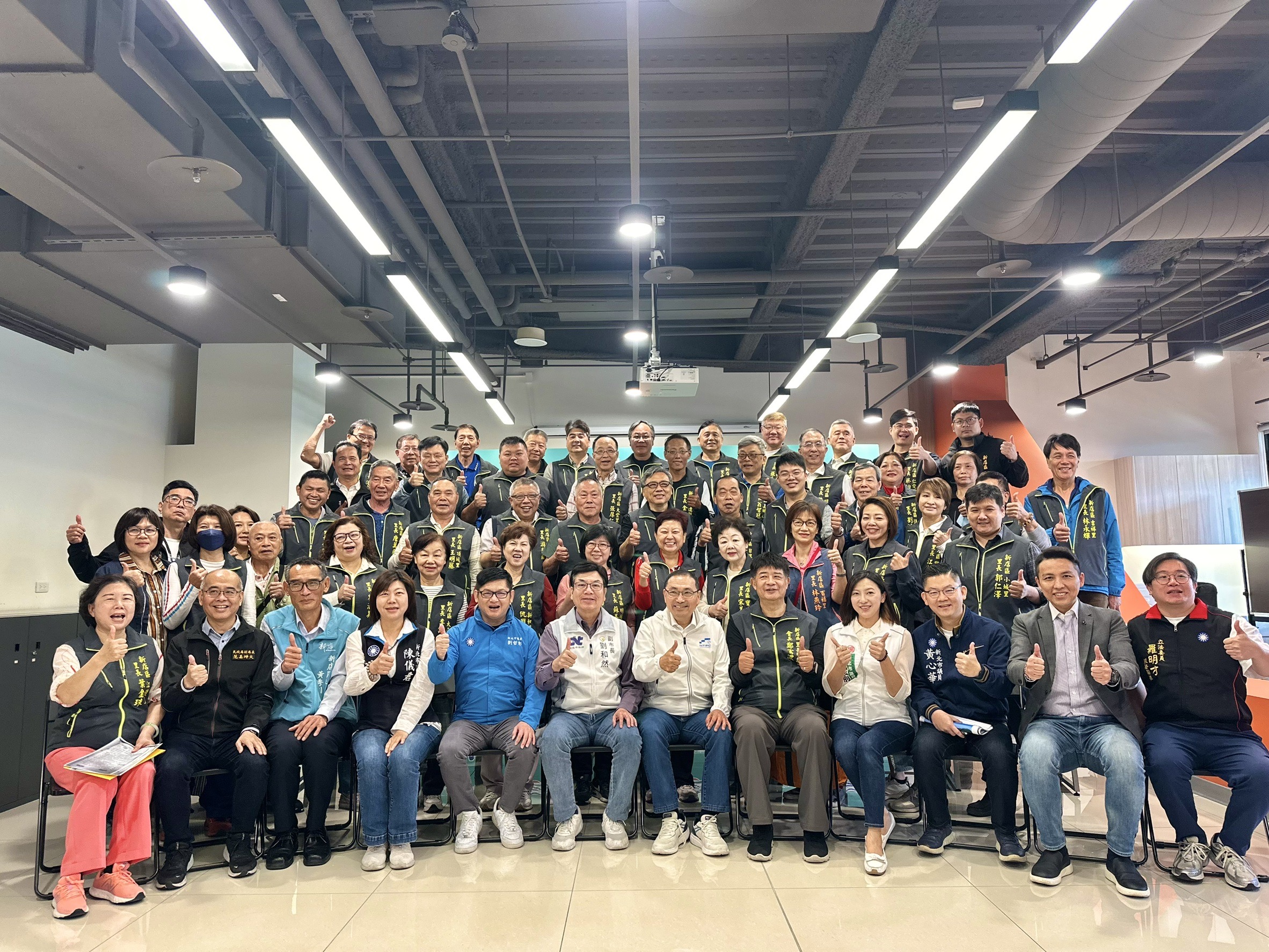座談會後侯友宜與議員及新店里長們合影。