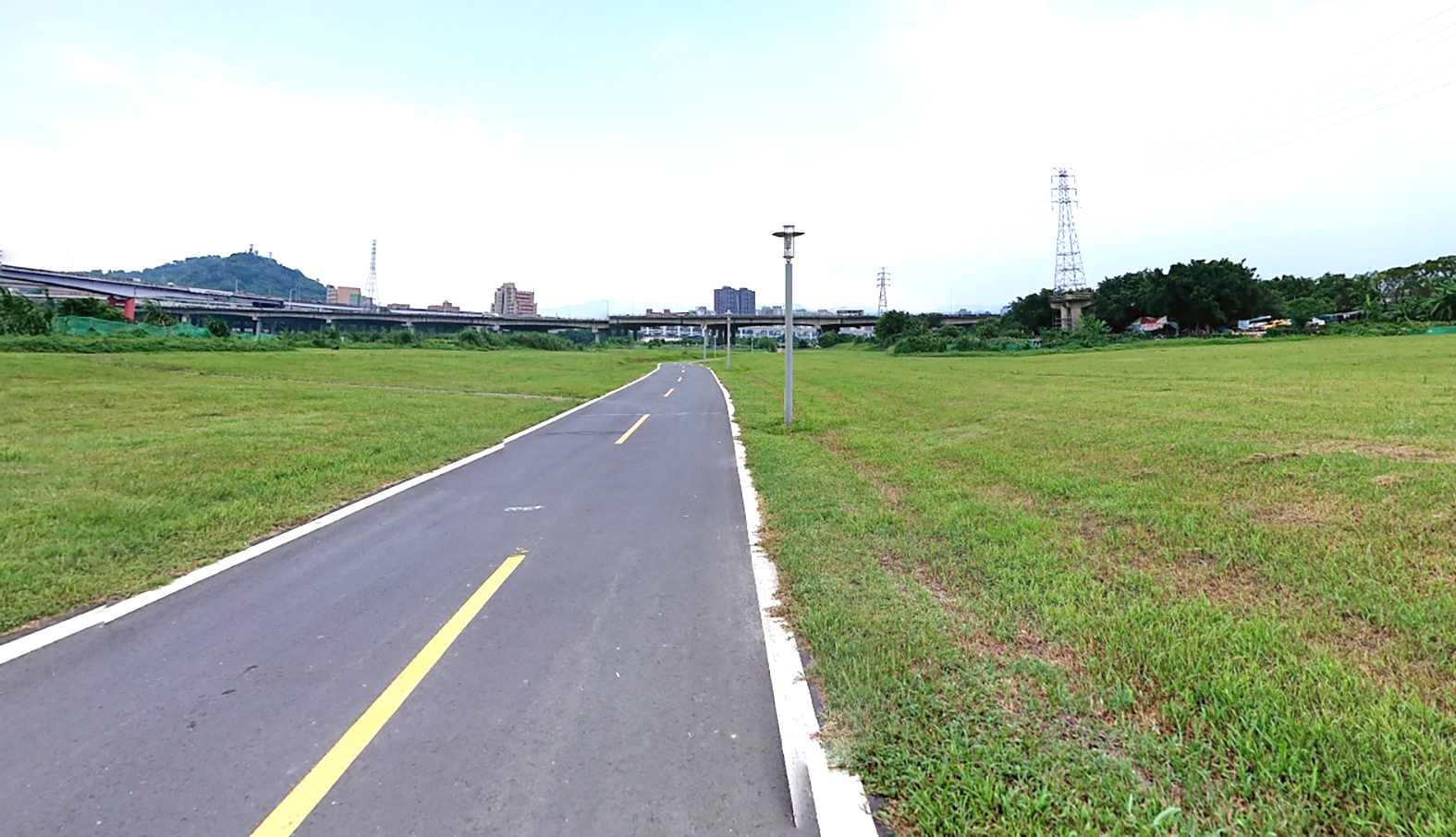  福和運動公園旁低灘自行車道原僅3米寬、轉彎處易積水且坡型較陡