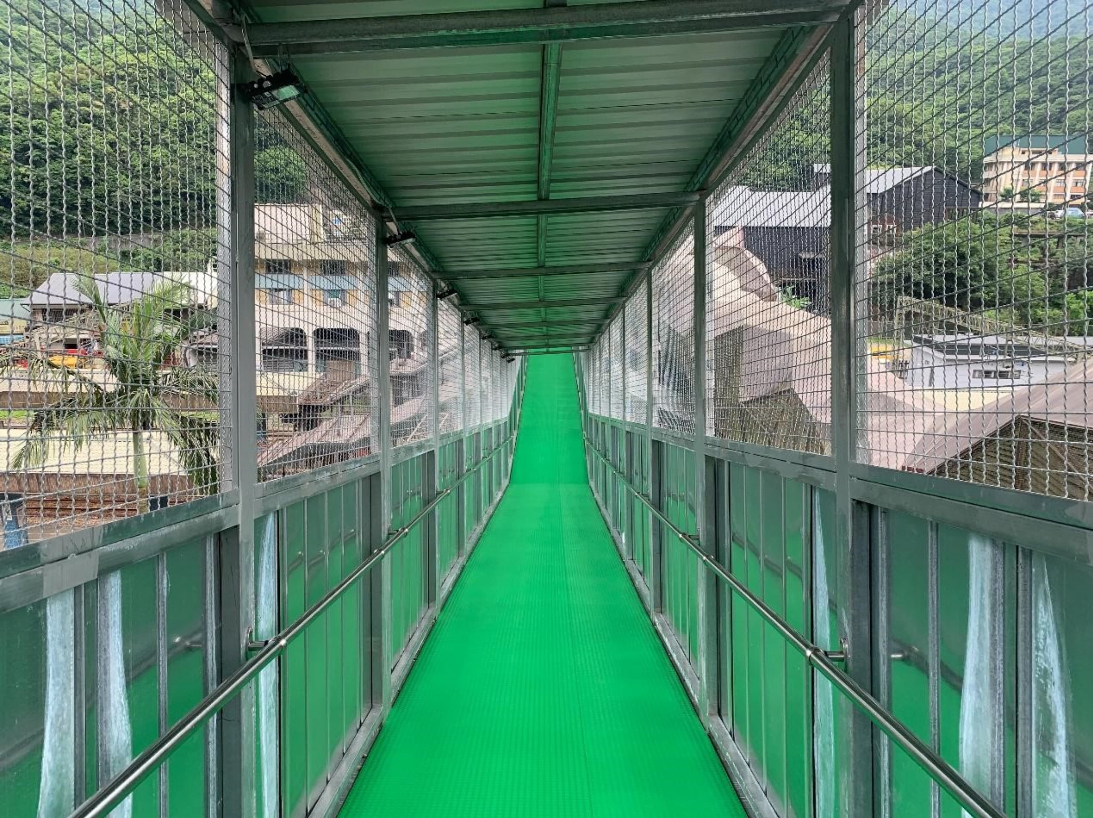  便橋有許多貼心設計如地面鋪設防滑地墊並採友善通行空間等