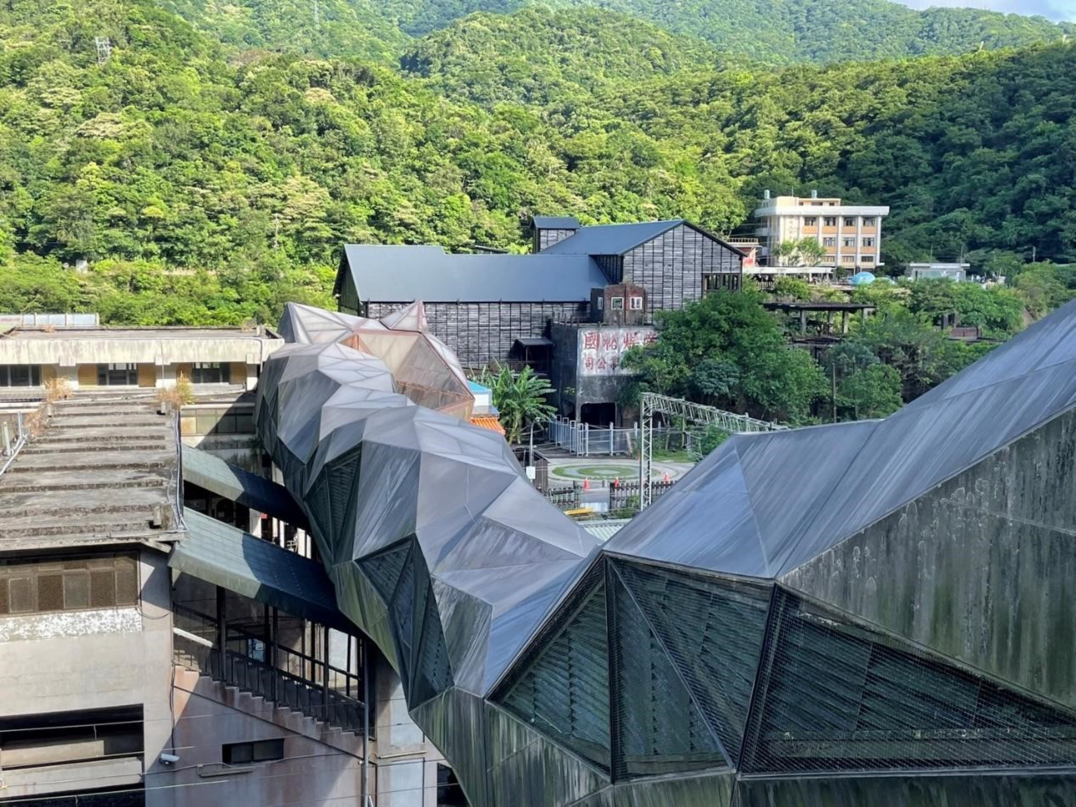 猴硐「貓橋」已使用多年，受到當地潮溼氣候影響，考量遊客安全及旅遊環境的品質，著手進行修繕