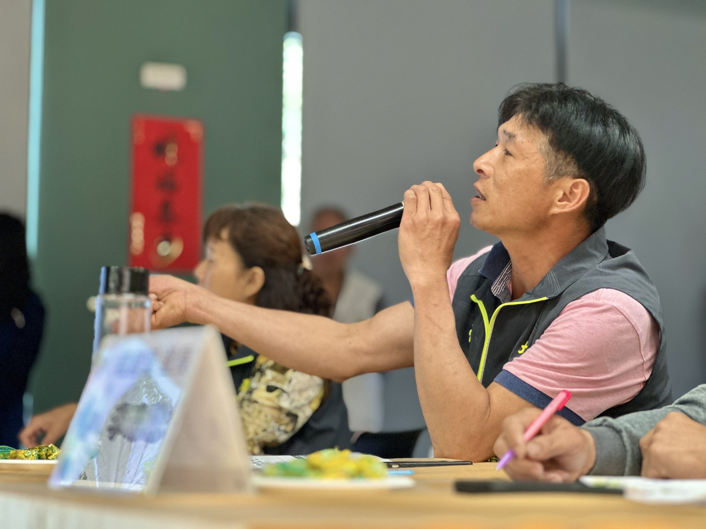 市府團隊與里長針對提案進行交流討論。