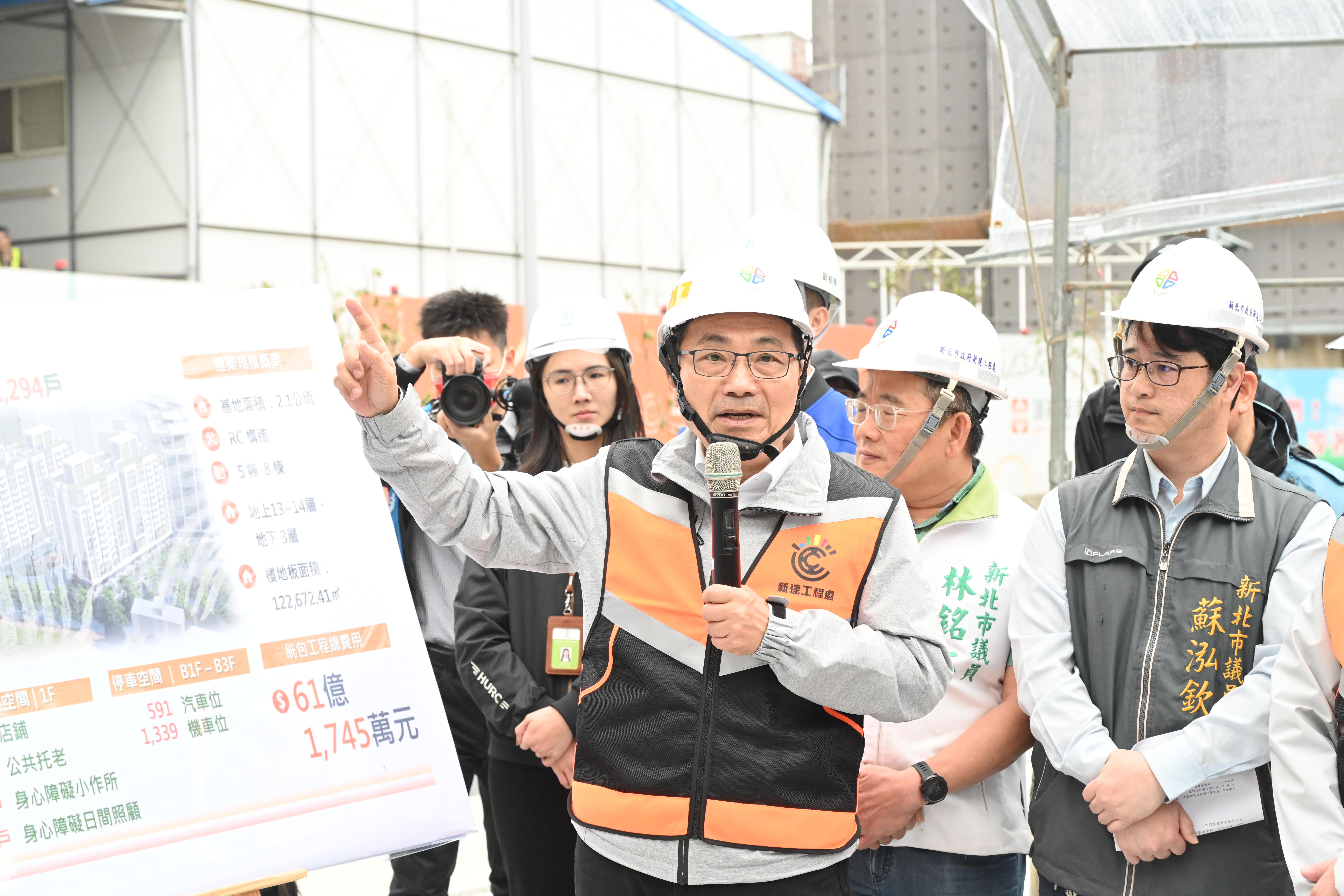 侯友宜今（28）日視察「頂福安居」社會住宅周邊道路工程。
