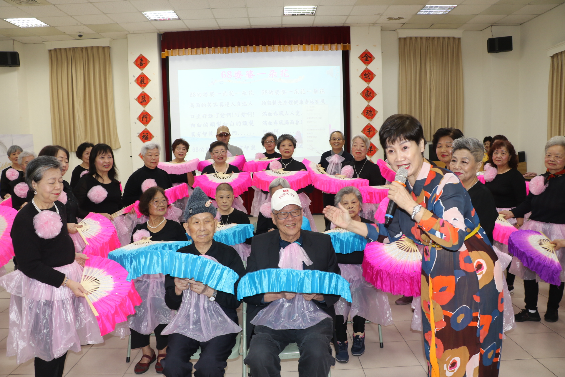 愛Show珍寶貝指導老師林淑蕙（右）稱「68婆婆一朵花」合計有3280歲