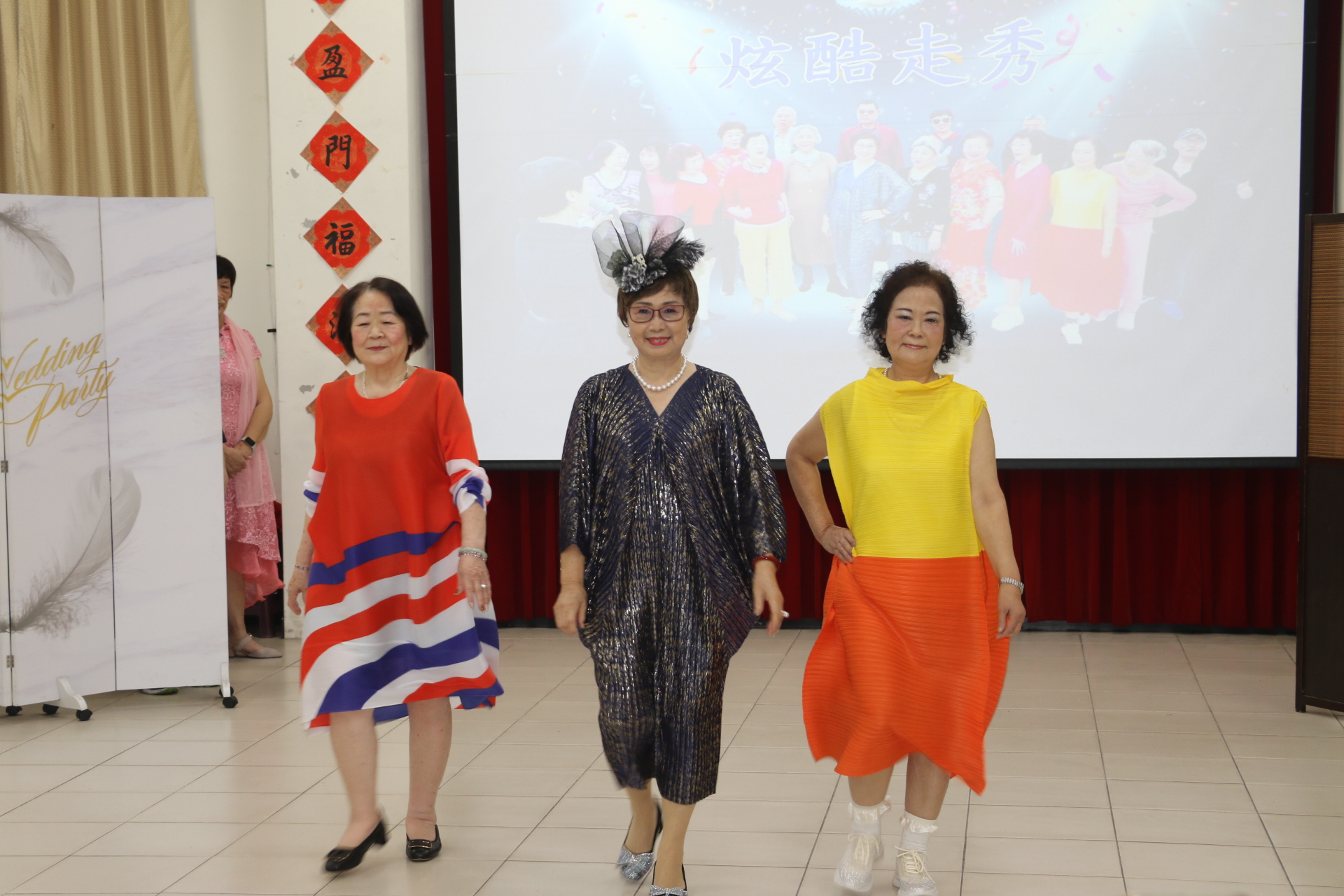 五股里長陳蔡燕女（中）也和長輩一起走秀