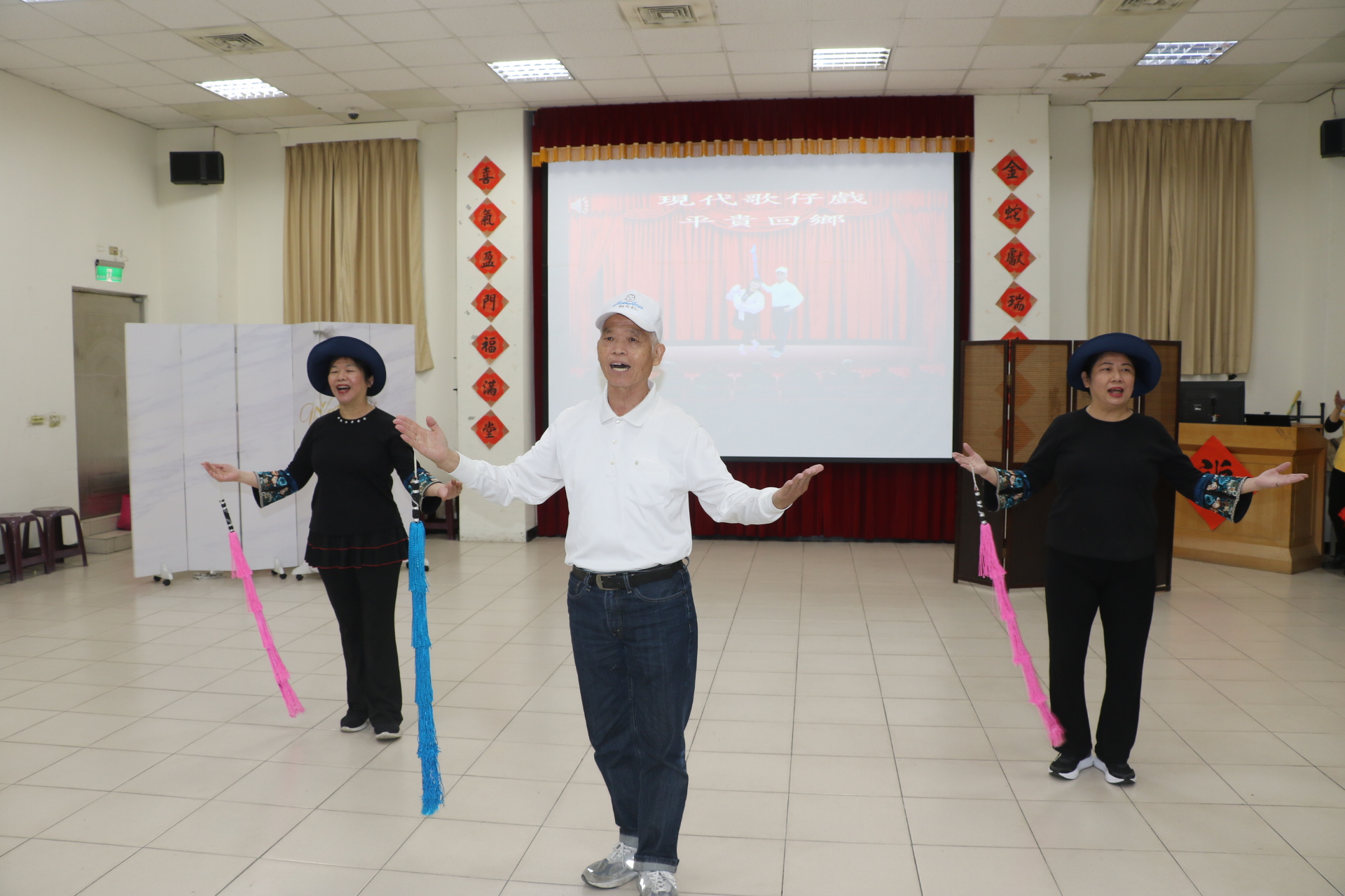 今年72歲的退休教官劉騰祥（中）扮演薛平貴  演出現代版歌仔戲平貴回鄉
