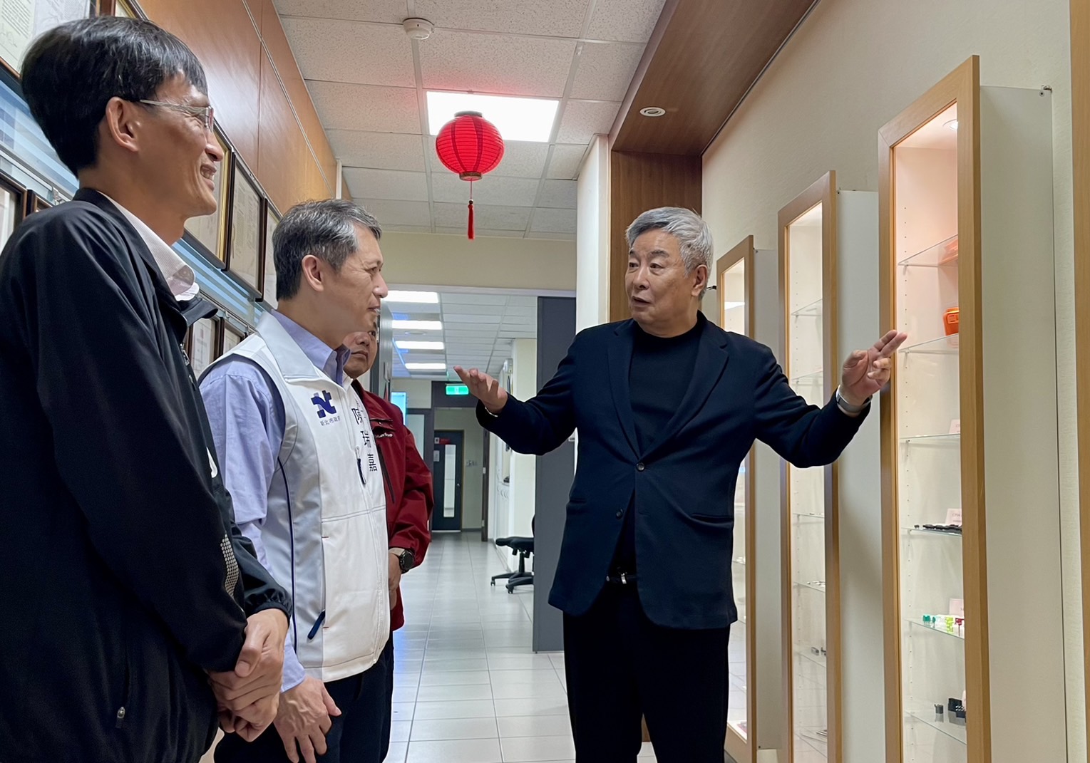 圖1:瀚荃公司楊超群董事長向新北市勞工局長陳瑞嘉用心介紹各項線纜組件的研發與應用。