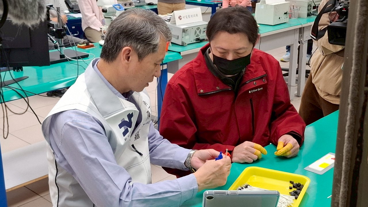 圖2:新北市勞工局長陳瑞嘉使用3D列印機印製而成的輔具，夾取細小的線材。