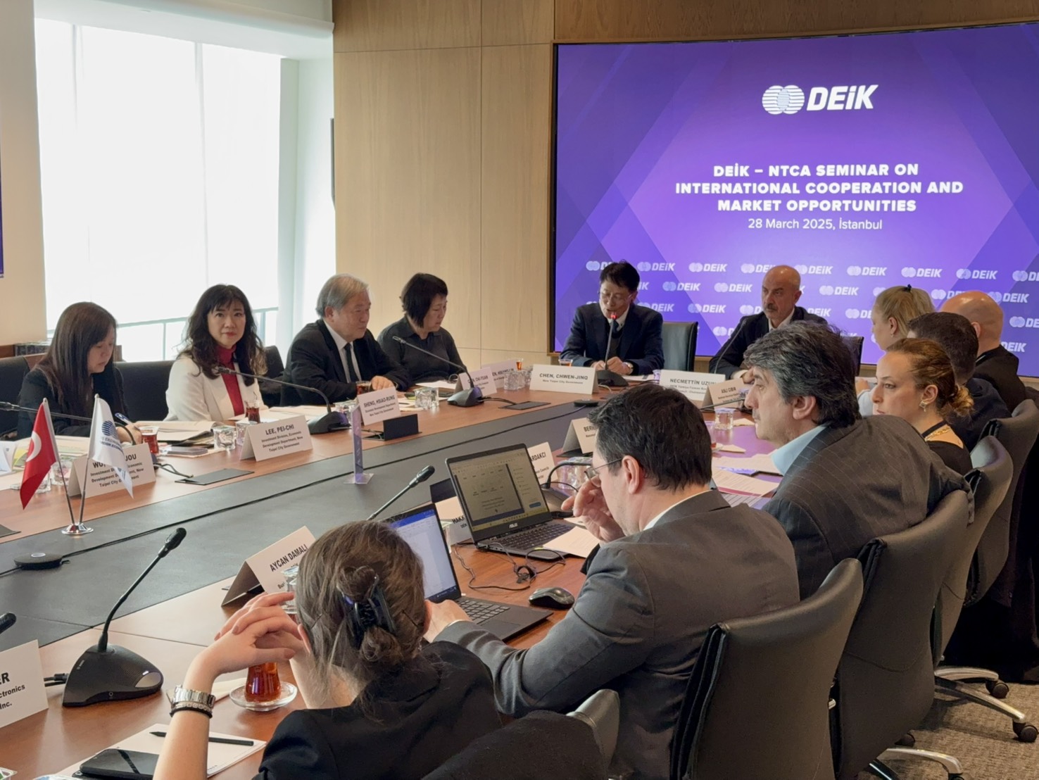 訪團前往土耳其對外經濟關係總會（DEİK），與當地智慧城市與數位科技產業代表展開議題交流