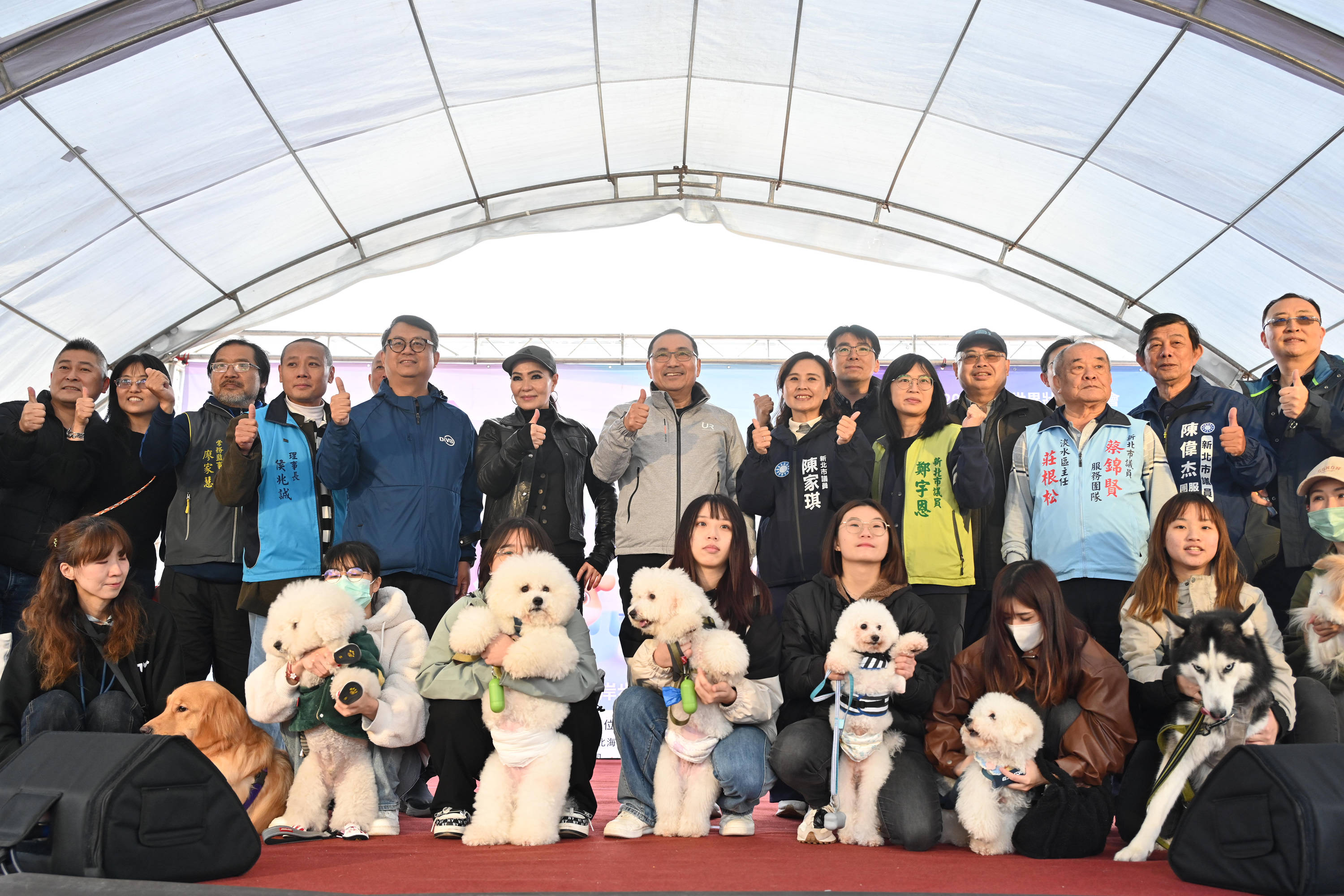 新北市政府今（29）日於淡水金色水岸舉辦「寵物AI大健走-新北認養萬金禮」，侯友宜與金曲歌后潘越雲共同出席活動。