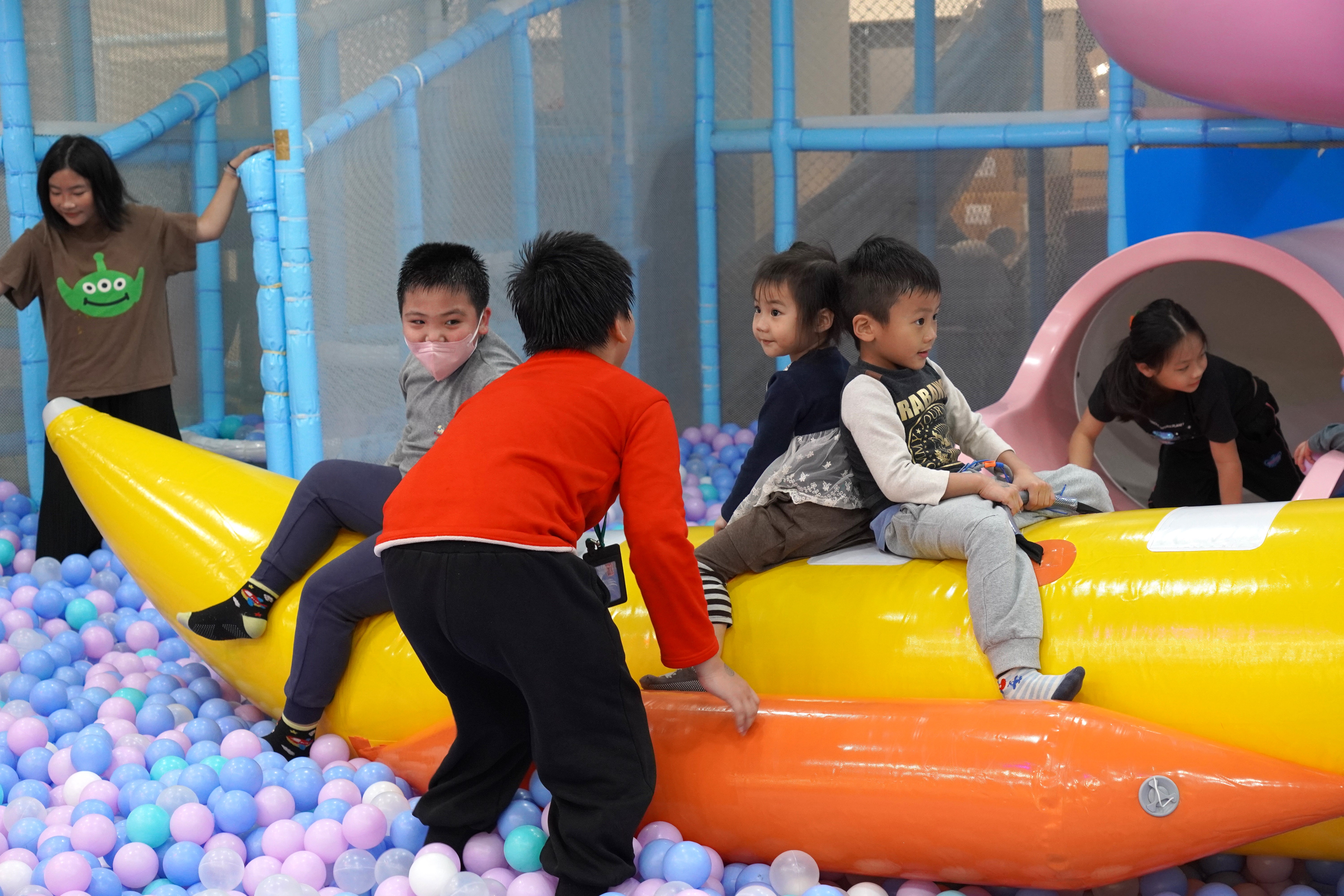 有許多小衛星孩子是第一次到室內樂園玩耍，開心體驗著多項遊具