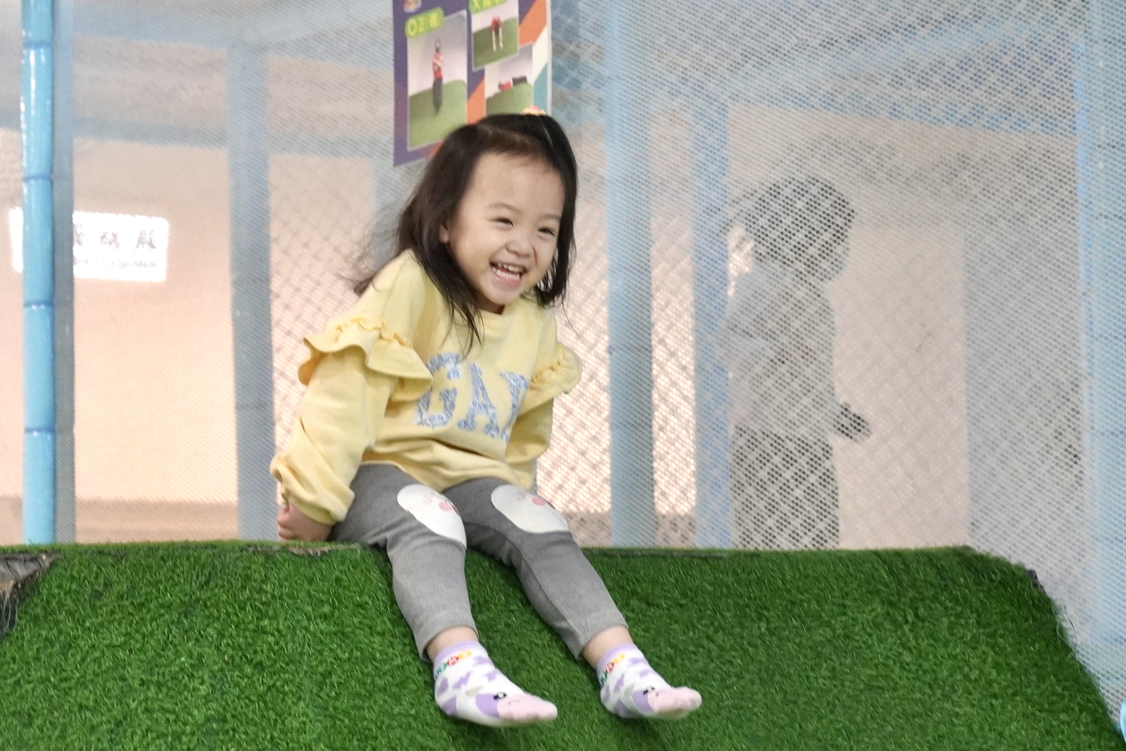 新北小衛星兒少在室內樂園中玩得開心