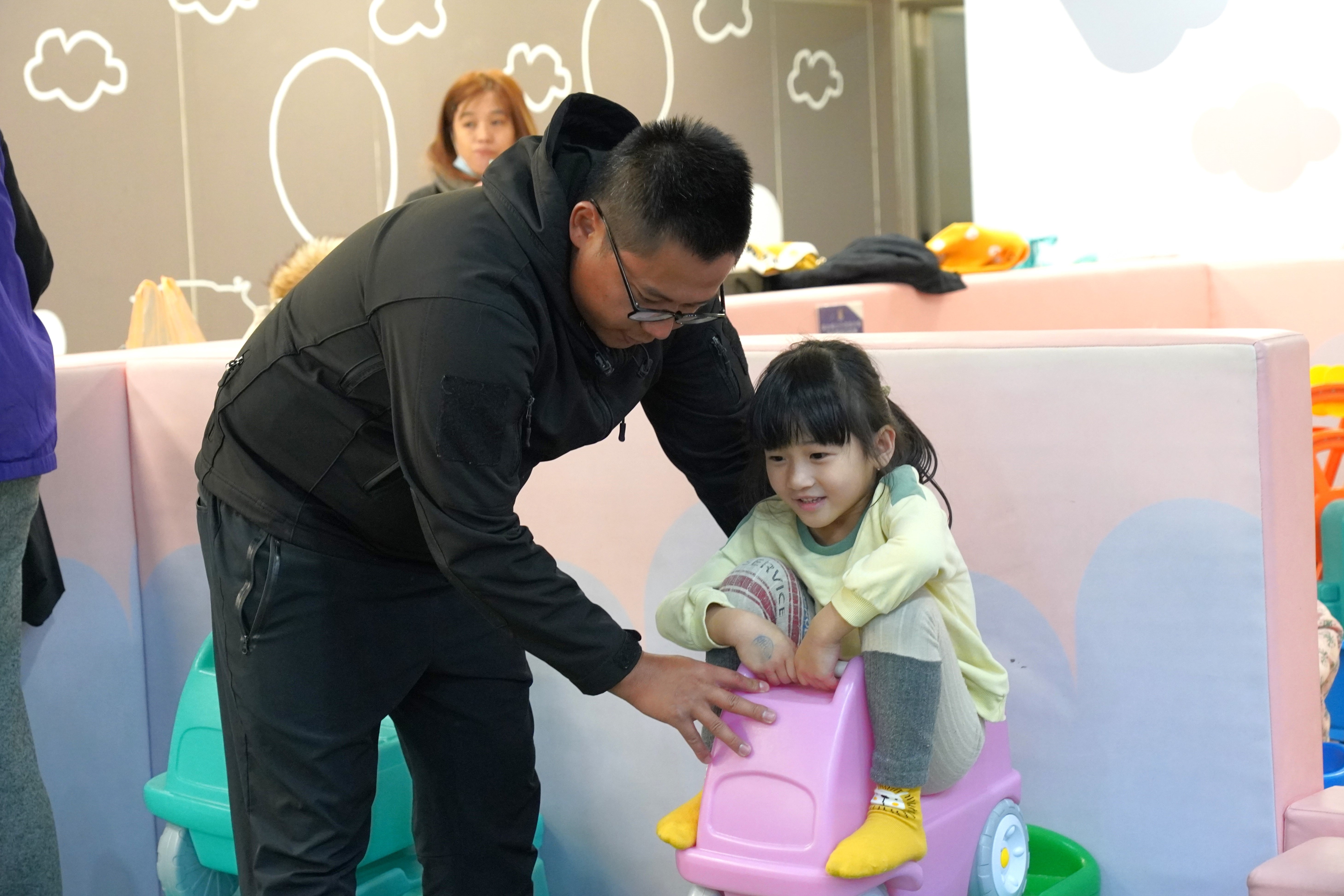 不少家長陪著孩子參加