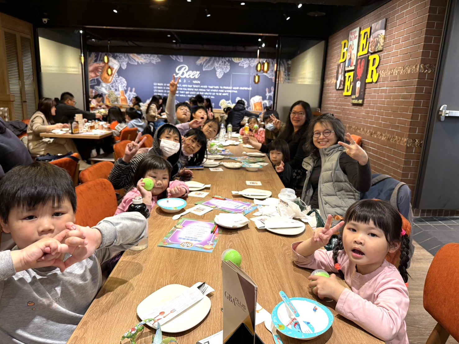 吉比鮮釀餐廳板橋店捐贈100張面額500元的餐券，邀請新北小衛星玩完室內樂園後，接續享用美食