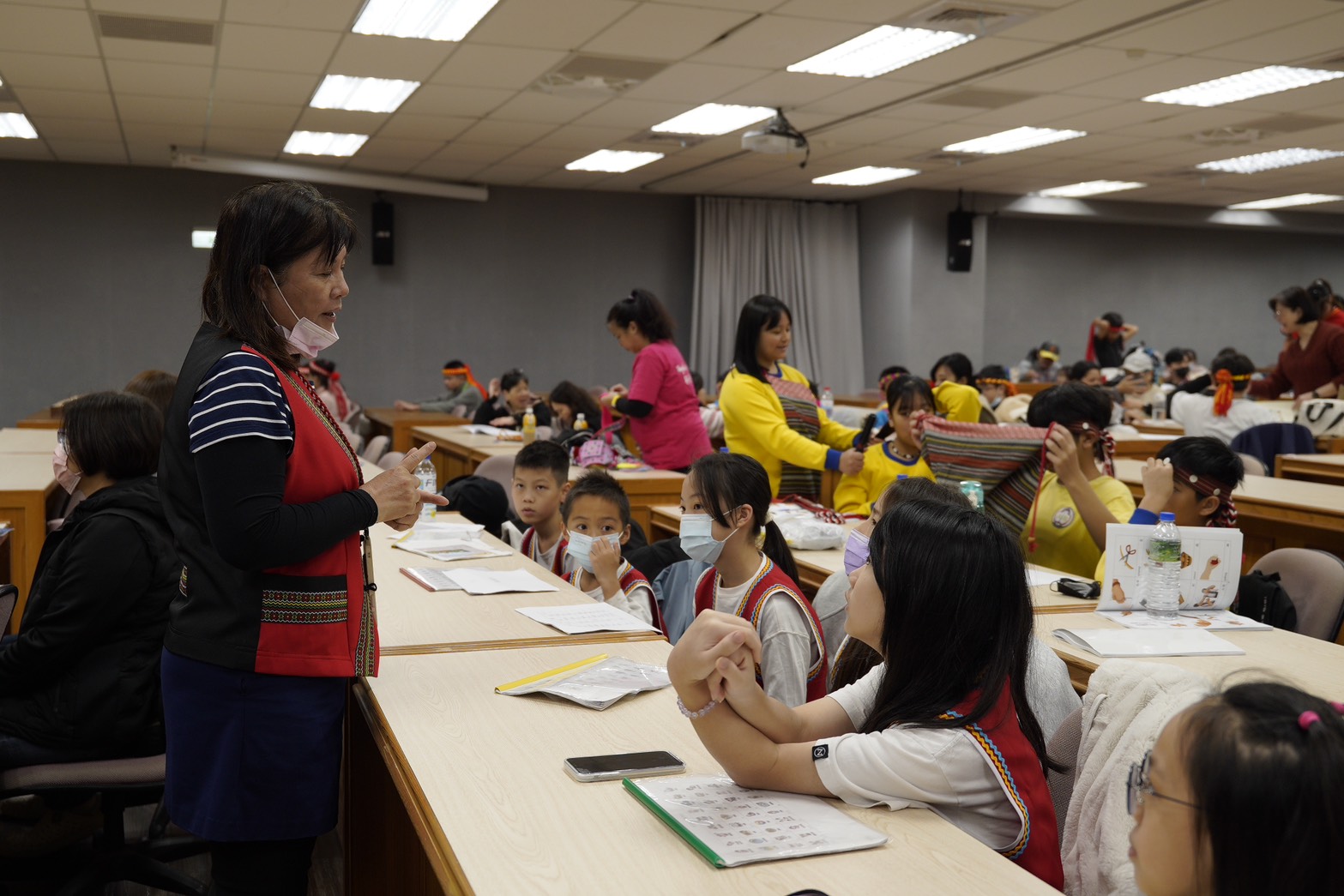 ▲賽前指導老師叮嚀(圖/新北市原民局提供)