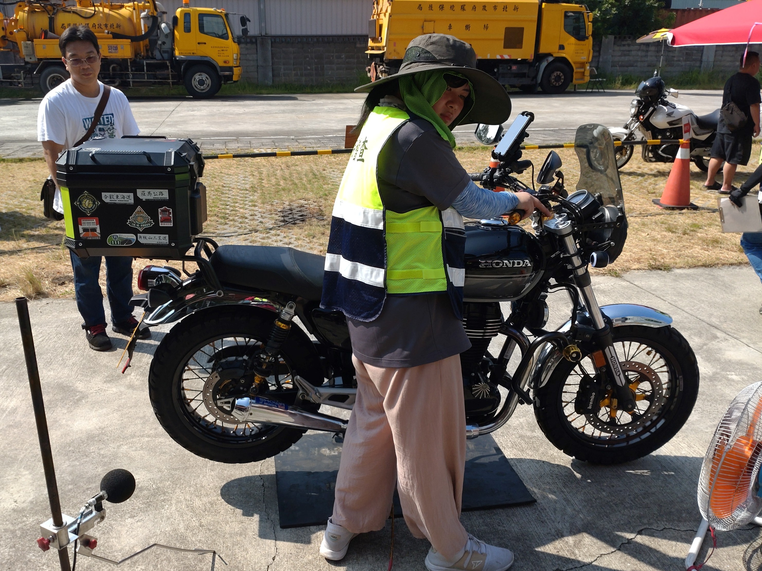 改裝排氣管車輛在定檢站進行噪音檢驗