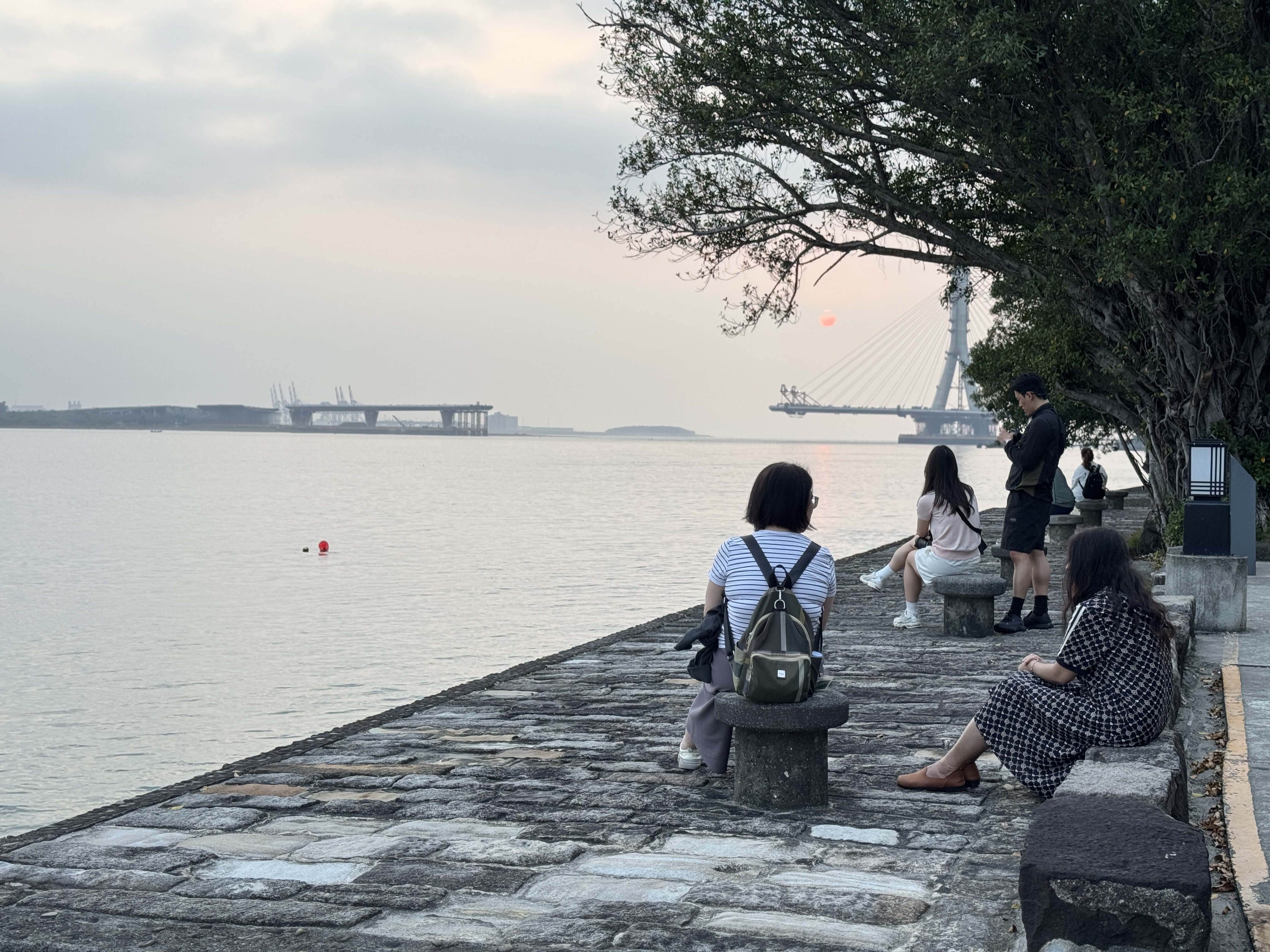 淡水古蹟博物館成功引進民間團隊經營淡水海關碼頭，將以淡江大橋結合周邊景觀與古蹟，打造水陸聯合觀光路線，發展夜經濟及文化表演活動。