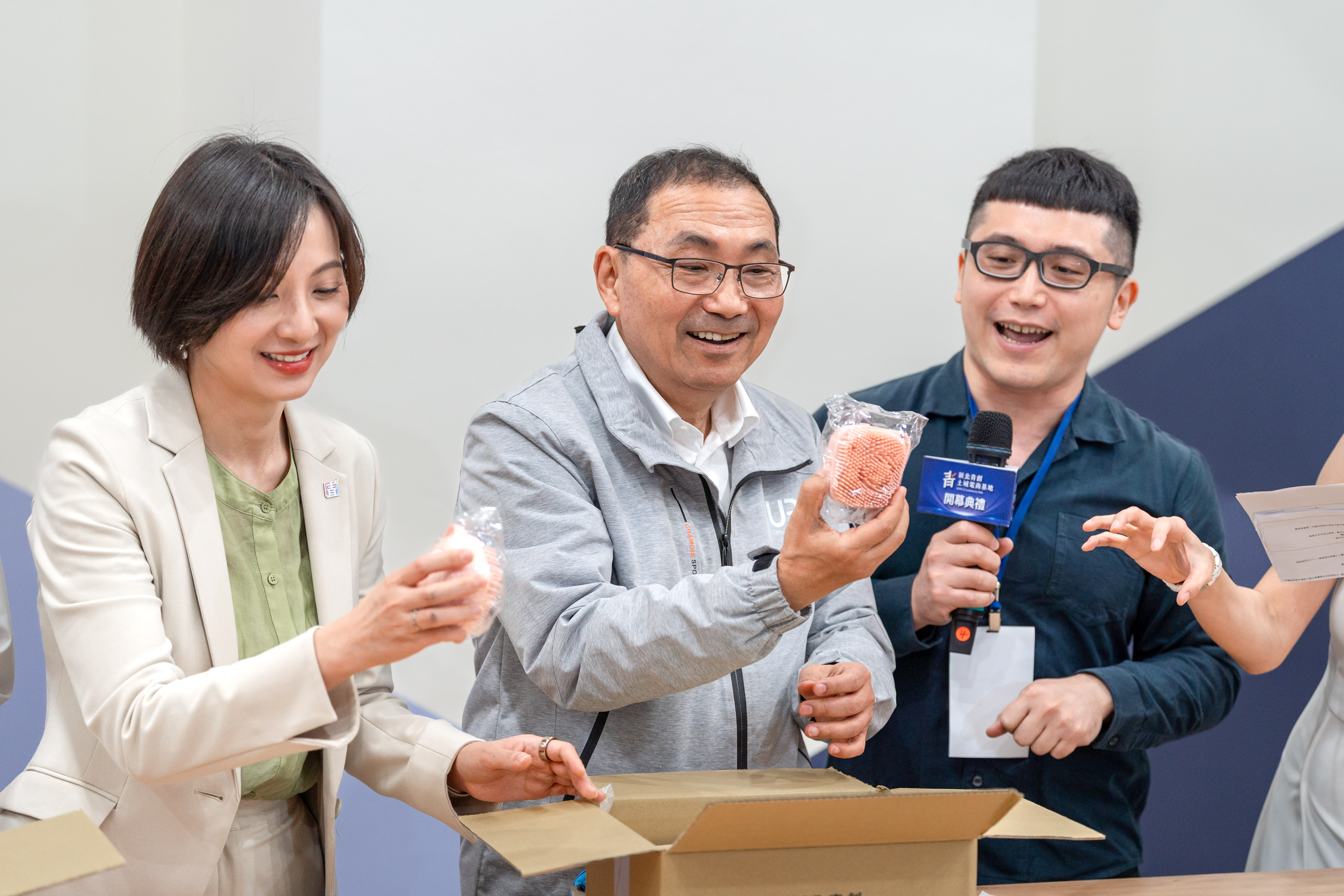侯市長、青年局長邱兆梅（圖左）與進駐團隊「萌萌寵」嚴家鴻（圖右）一起體驗電商包裝出貨。