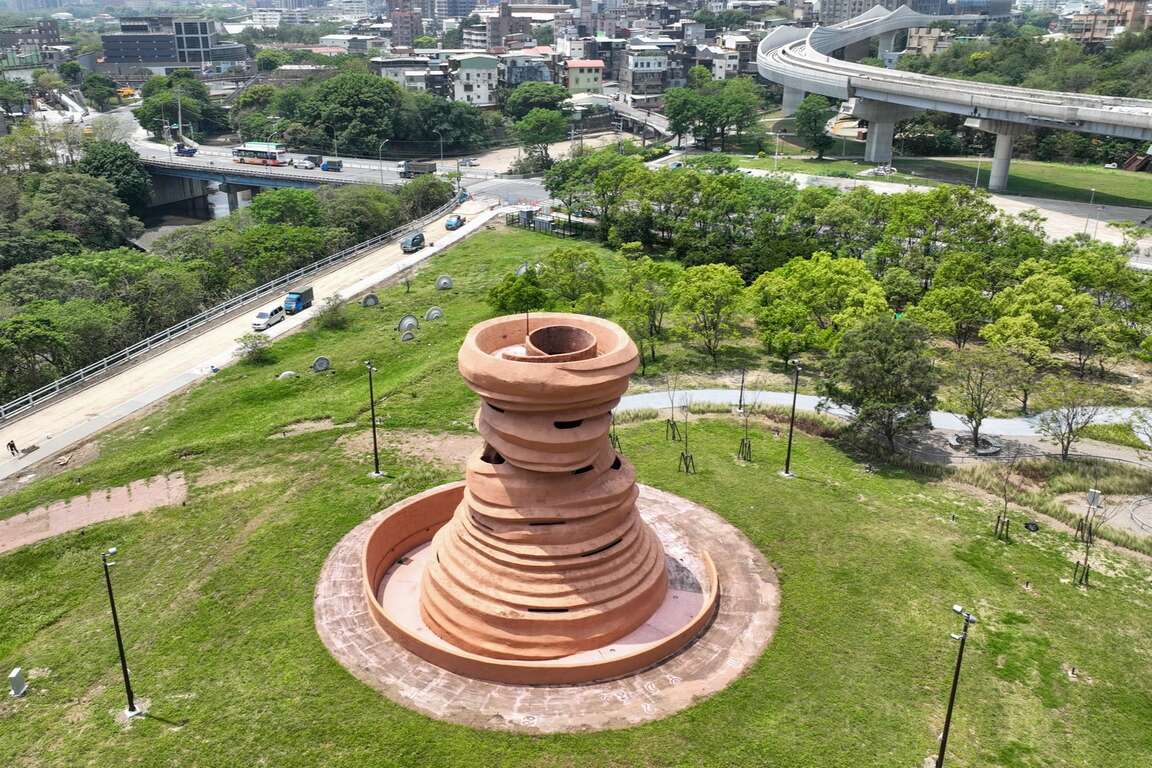 三鶯之心藝術特區裡的大立坏，以拉坯代表製陶的起點。