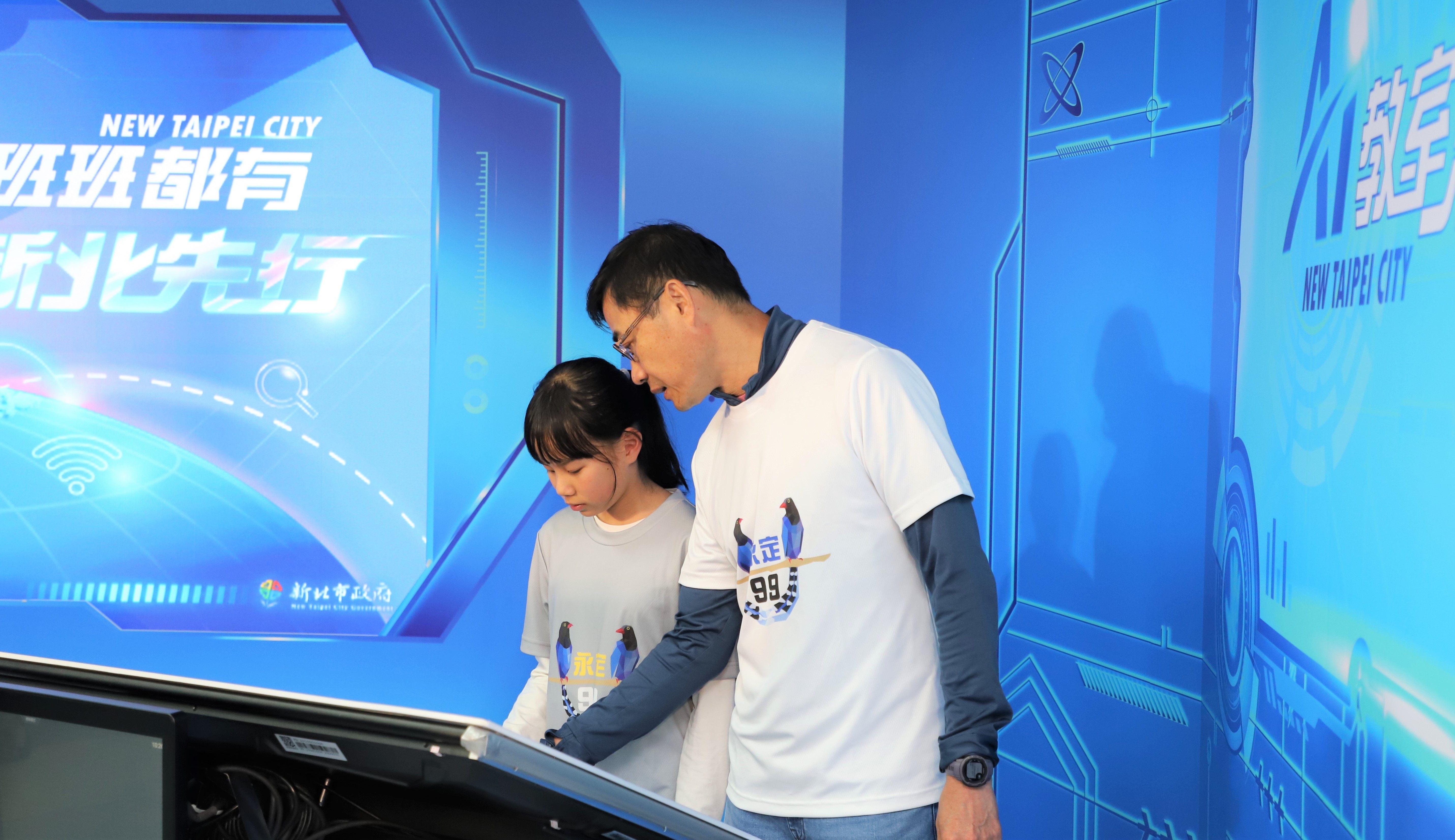 學生不再只是坐著聽課，還能透過平板及教學軟體即時分享想法