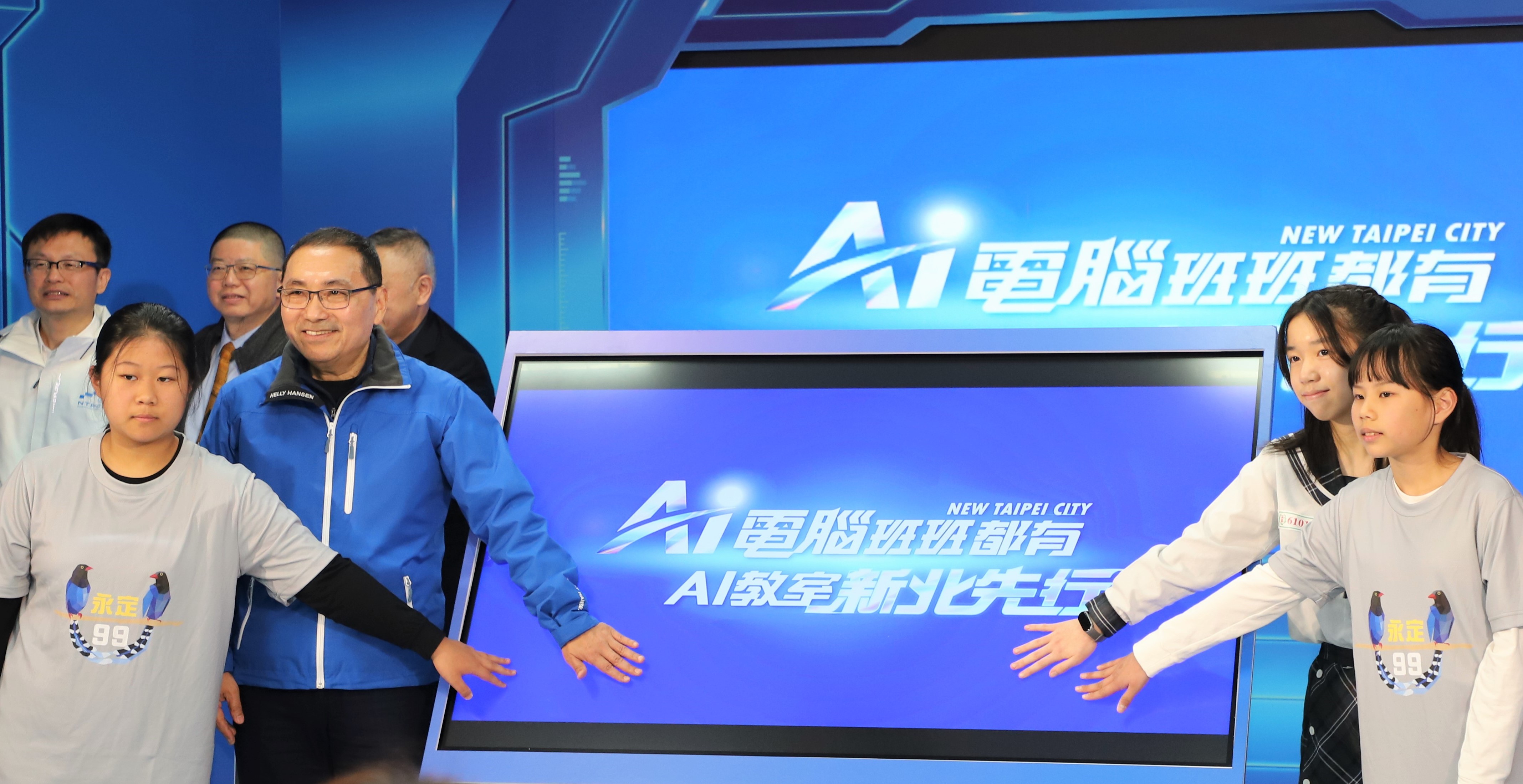 記者會開箱江翠國小未來智慧教室的模擬現場，教師透過「新北校園通APP」可一鍵推播