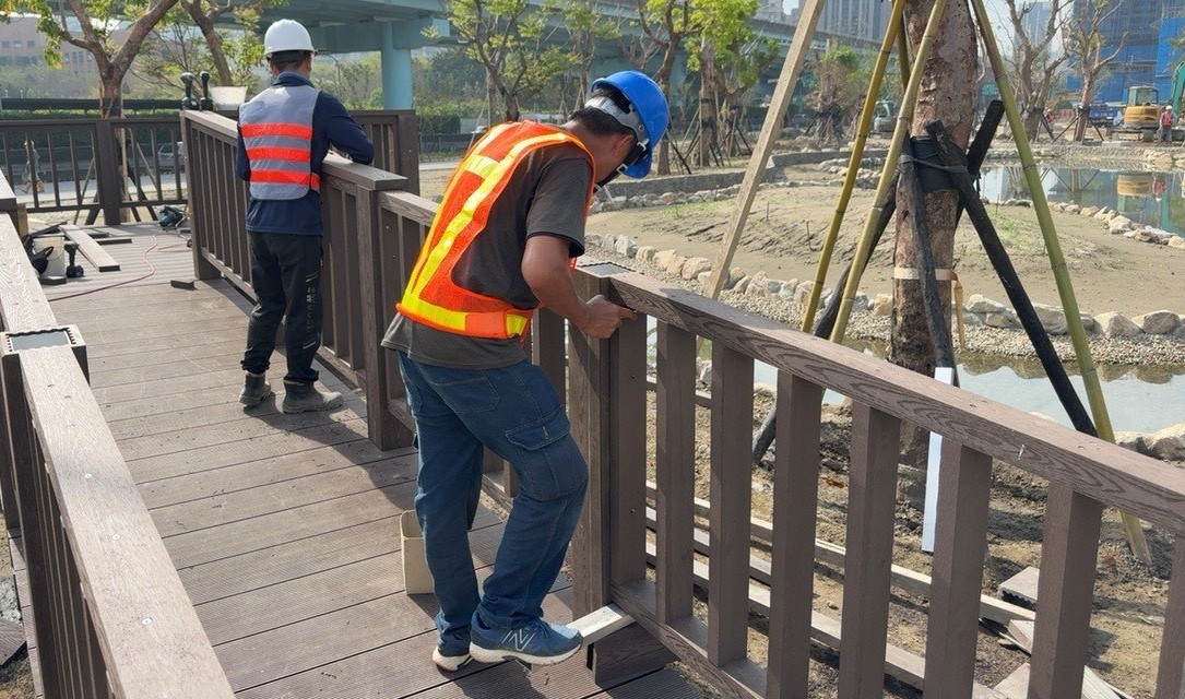 公四公園的木棧道正在施作中