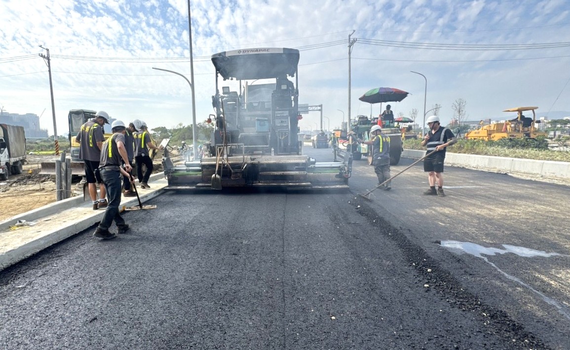莊泰路(領航路-莊田路)路面正進行柏油路鋪設工程